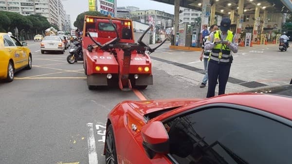 一樣是違停被拖吊,正妹討拍就惜惜;男生討拍就被回「幹嘛違停」,明顯差別待遇。