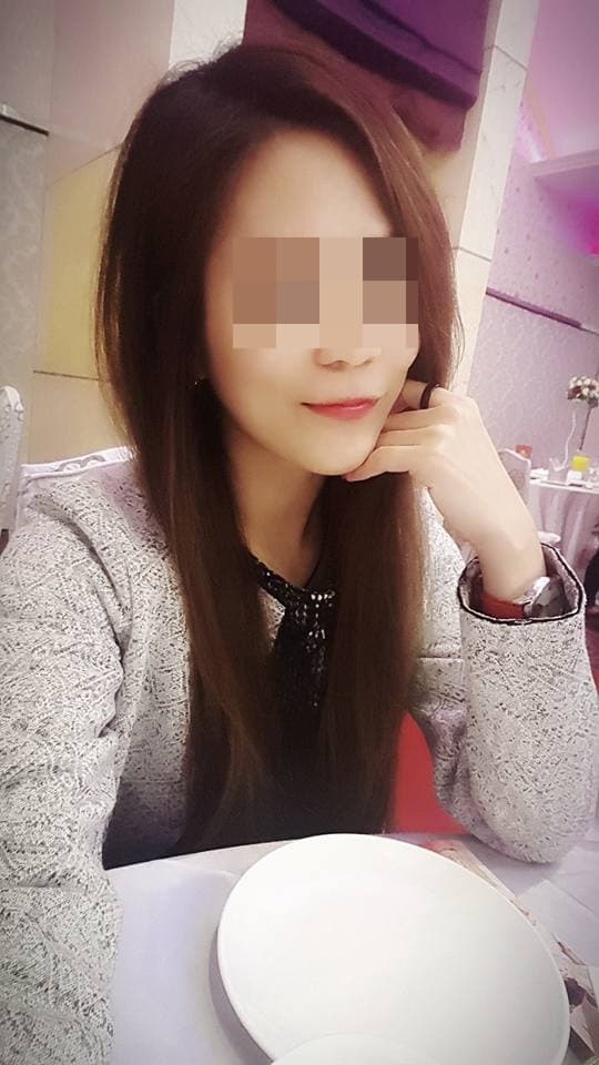 黃女長髮大眼、外型亮麗,在網路上的發言得到許多網友支持。