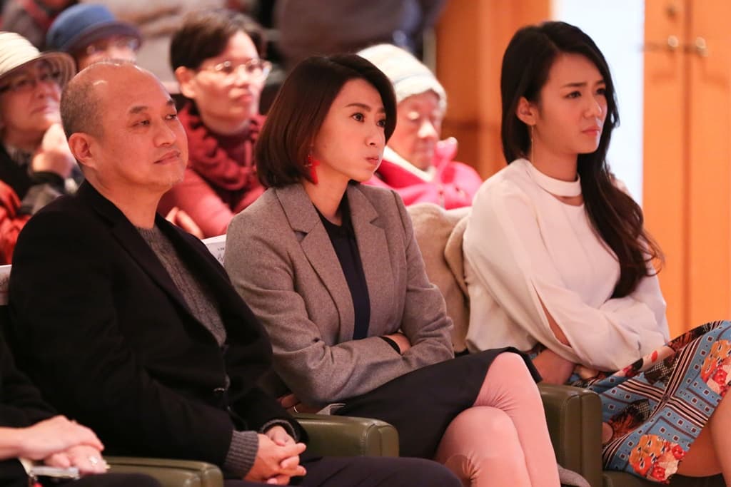 侯怡君與導演鄭文堂坐在台下,仍對自己變事主感到無奈。