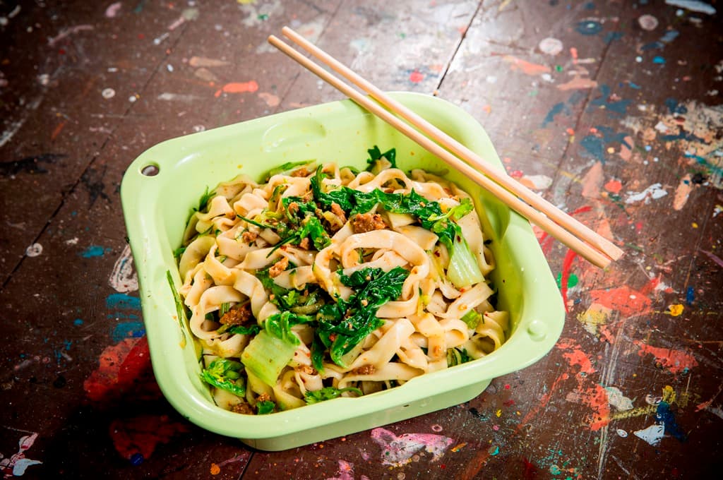 出身外省家庭的黑雞熱愛麵食，但在政治立場上他支持台獨。