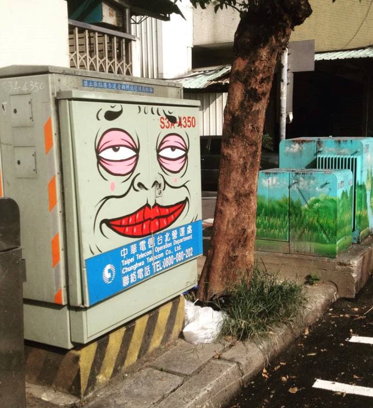 黑雞的作品常被民眾檢舉,但在台灣街上仍隨處可見。(黑雞提供)