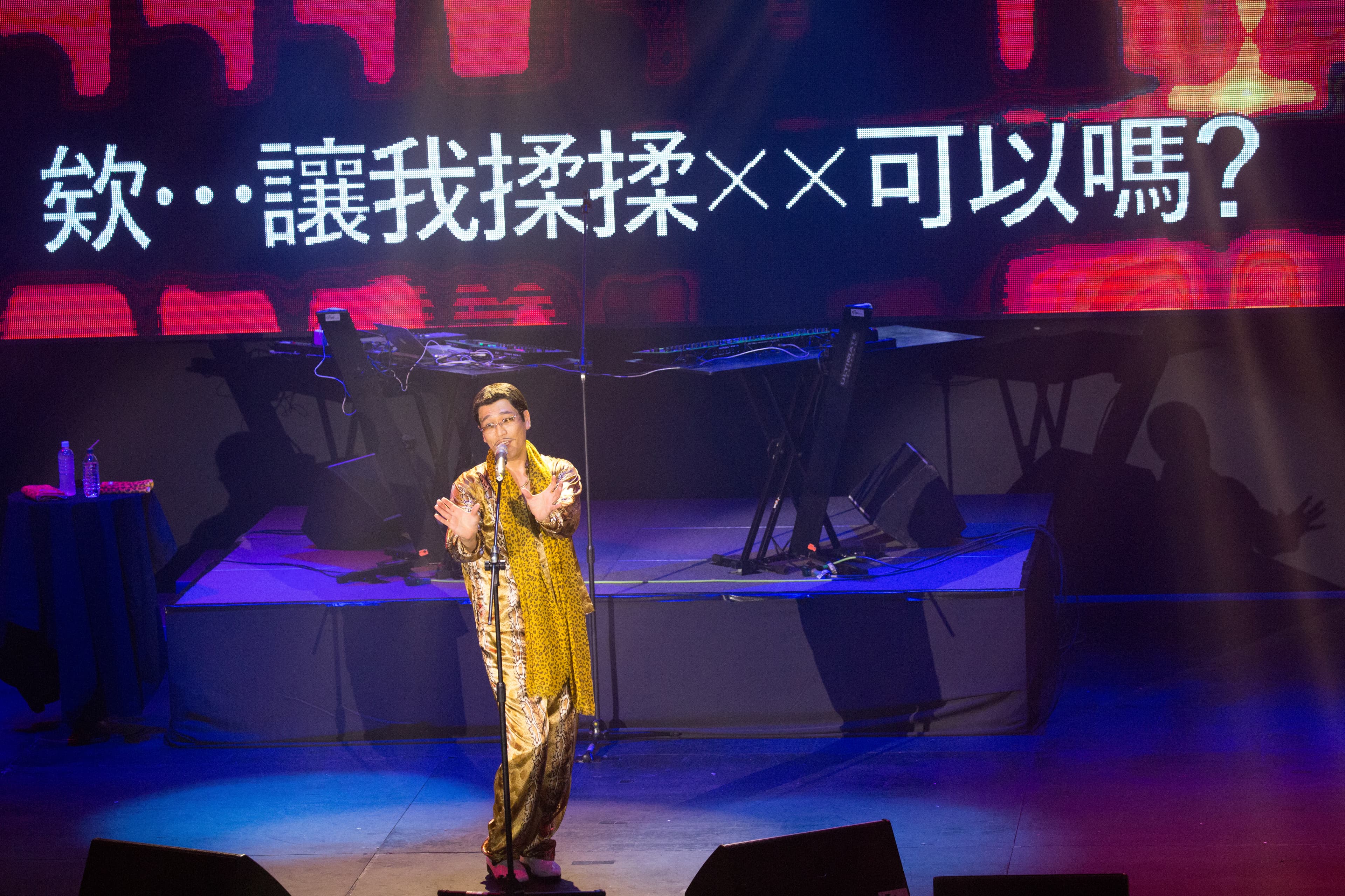 PIKO太郎唱到「讓我揉揉XX可以嗎」,開玩笑說:「是肩膀啦!肩膀」。