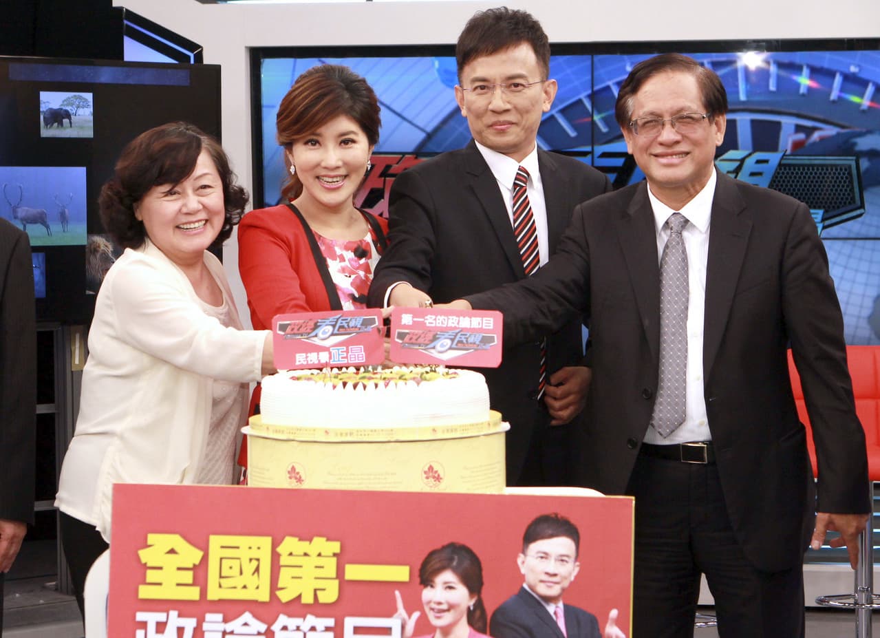 郭倍宏上任後,打響上任的第一砲,就是重金挖來壹電視主持人彭文正、李晶玉,開設《政經看民視》節目。民視提供