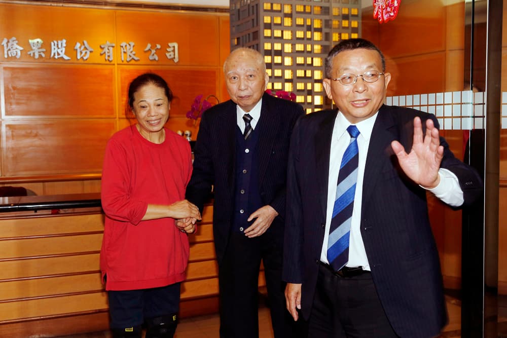 穎川建忠（中）秉持著日本人「有禮」的精神，採訪結束還親自到門口送記者離開。