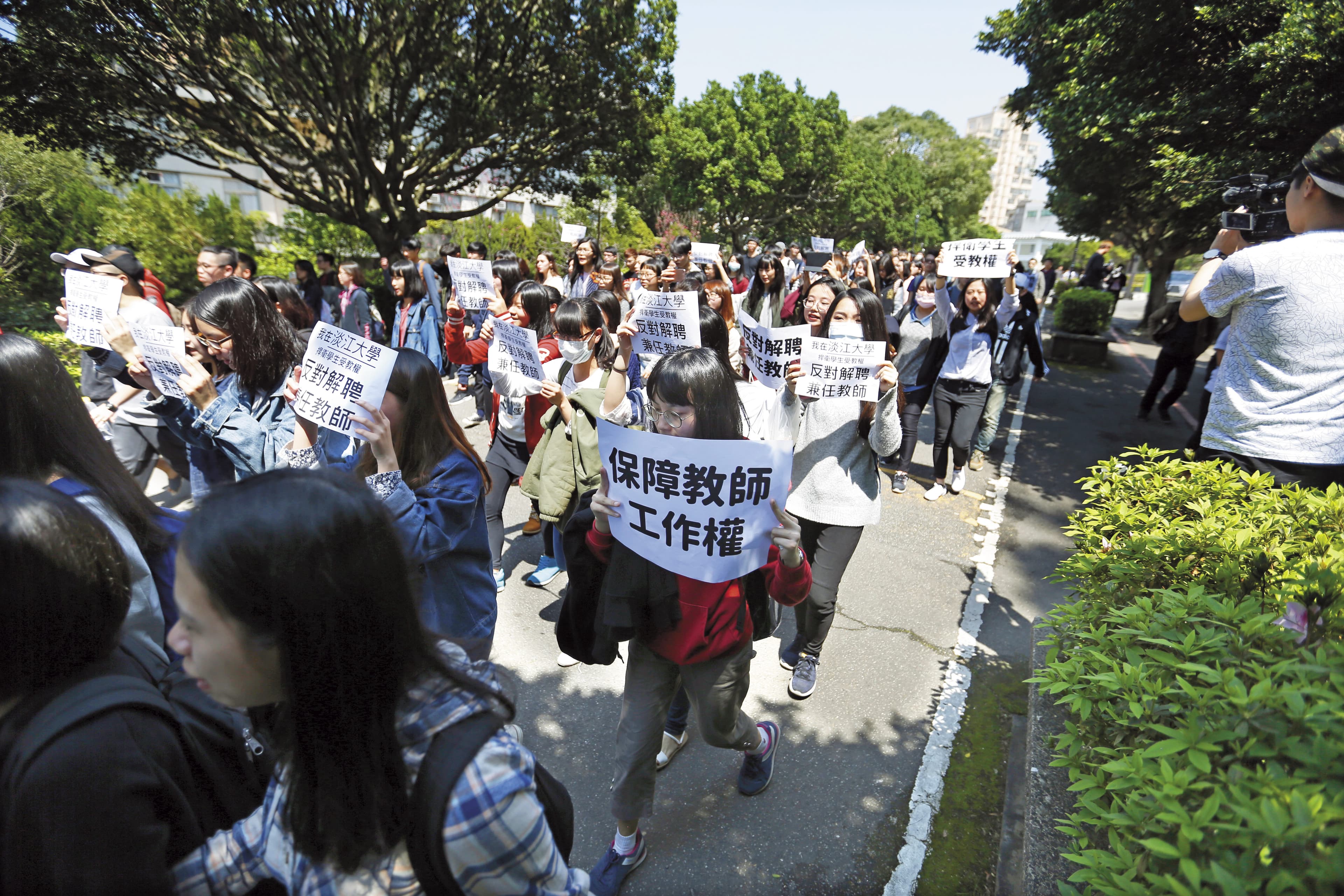 淡江大學爆出大量解聘潮,數百學生挺身而出為講師發聲,要求校方保障教師工作權。