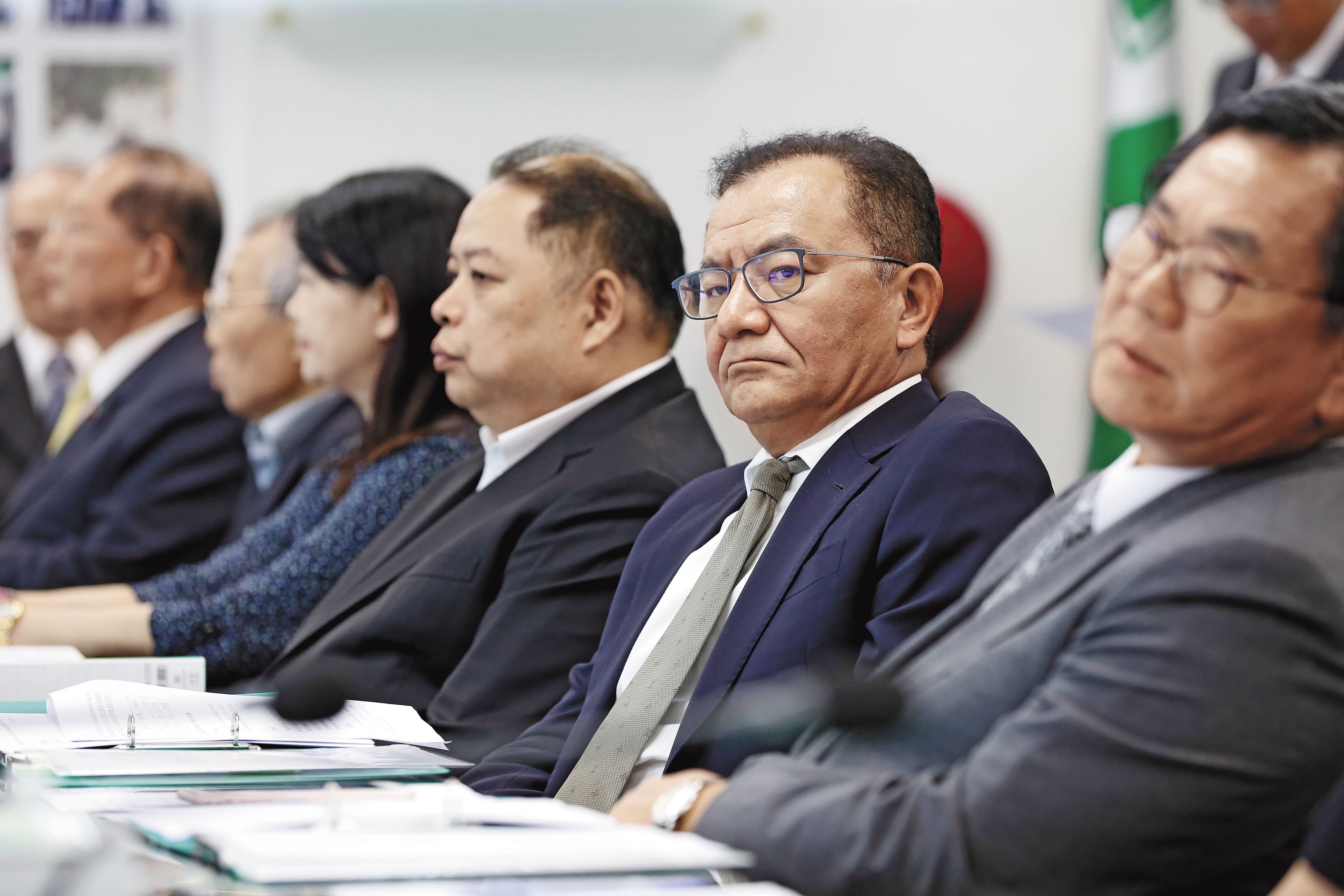 李婉鈺被媒體直擊和立委高志鵬(右2)深夜吃火鍋,李親密幫高擦汗。