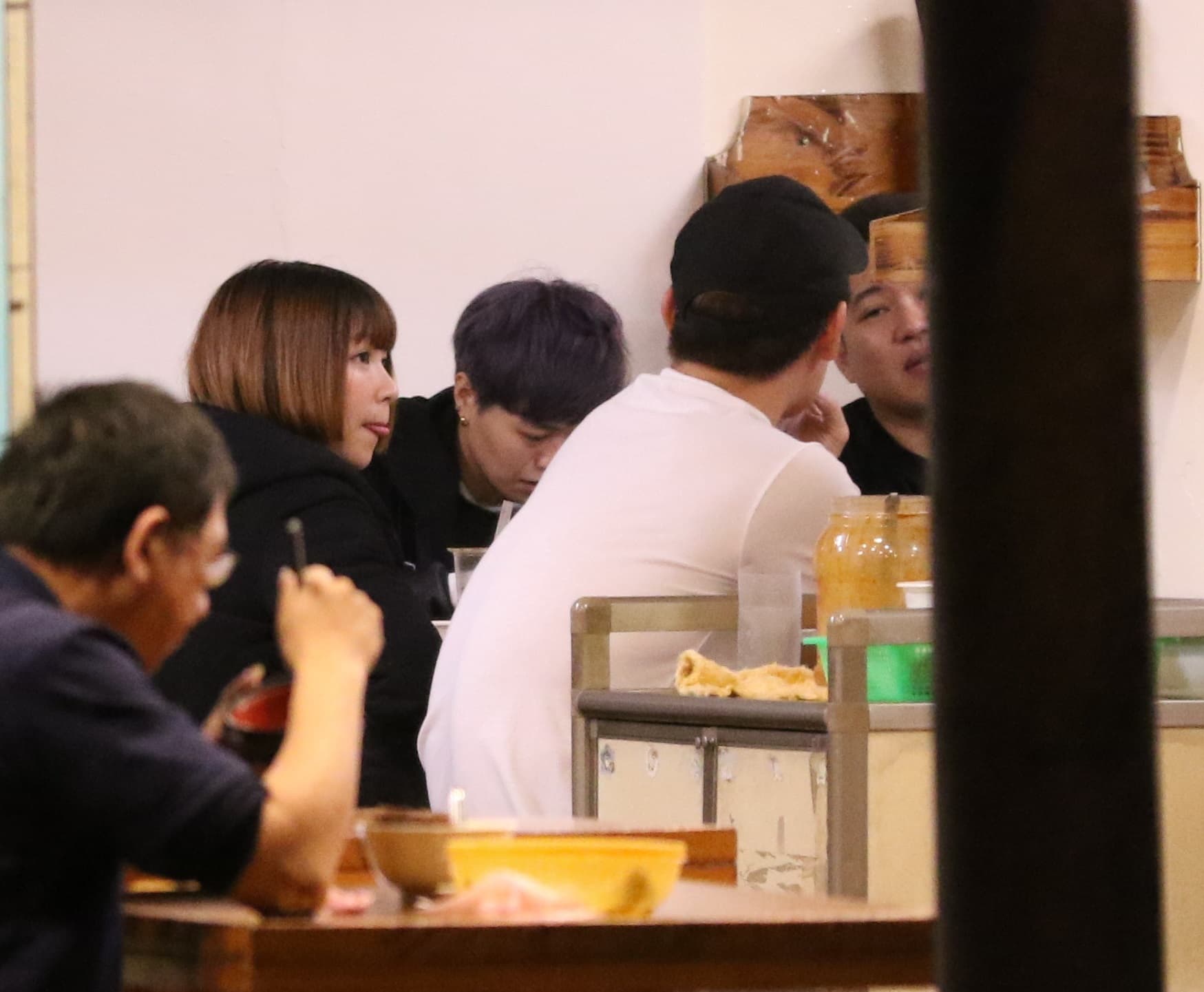 吃消夜過程中,曾智希不時深情款款看著陳志強,還吐出靈舌裝可愛。
