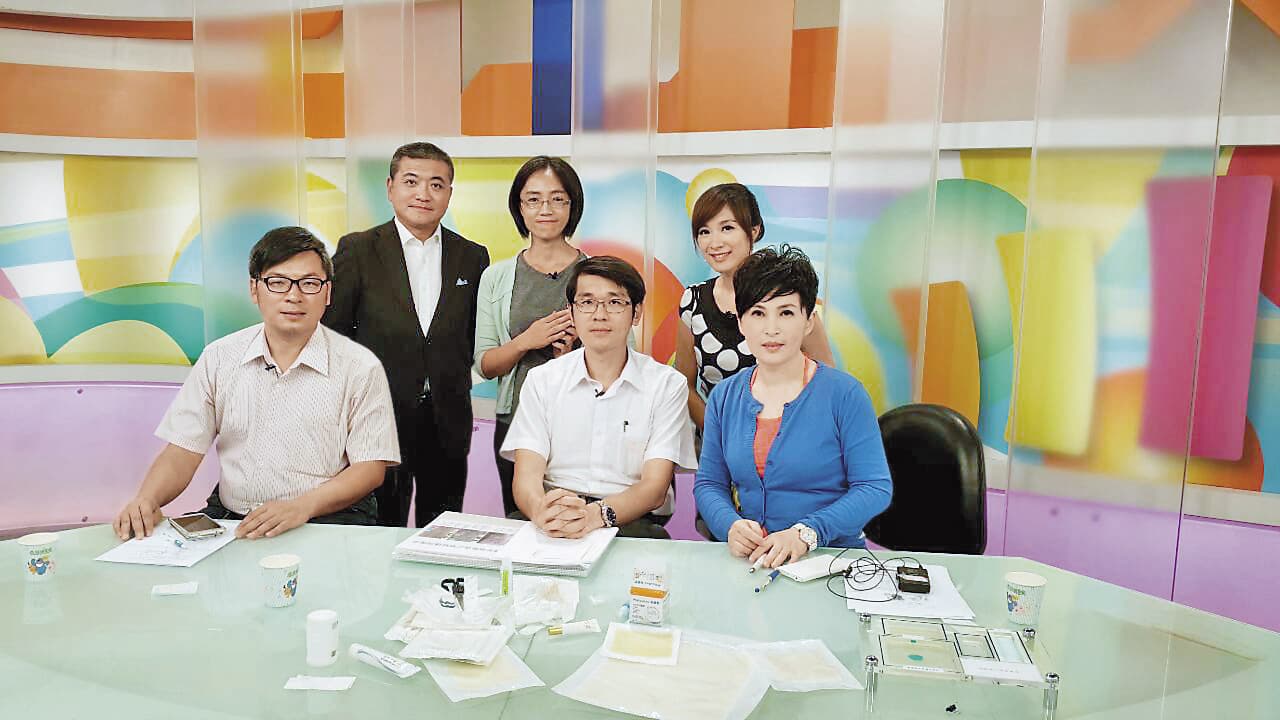 詹富盛(前排左)頂著台灣美容形體醫學會理事長頭銜,曾受邀上電視節目講述醫美相關話題。(翻攝詹富盛臉書)