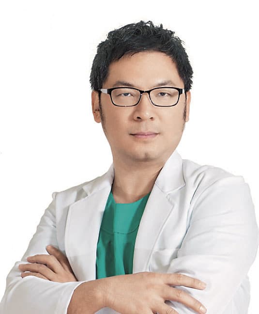 復健科出身的醫美專家詹富盛醫師,除了看診手術外,還四處上課演講美容整形抽脂。(翻攝法泊時尚診所官網)