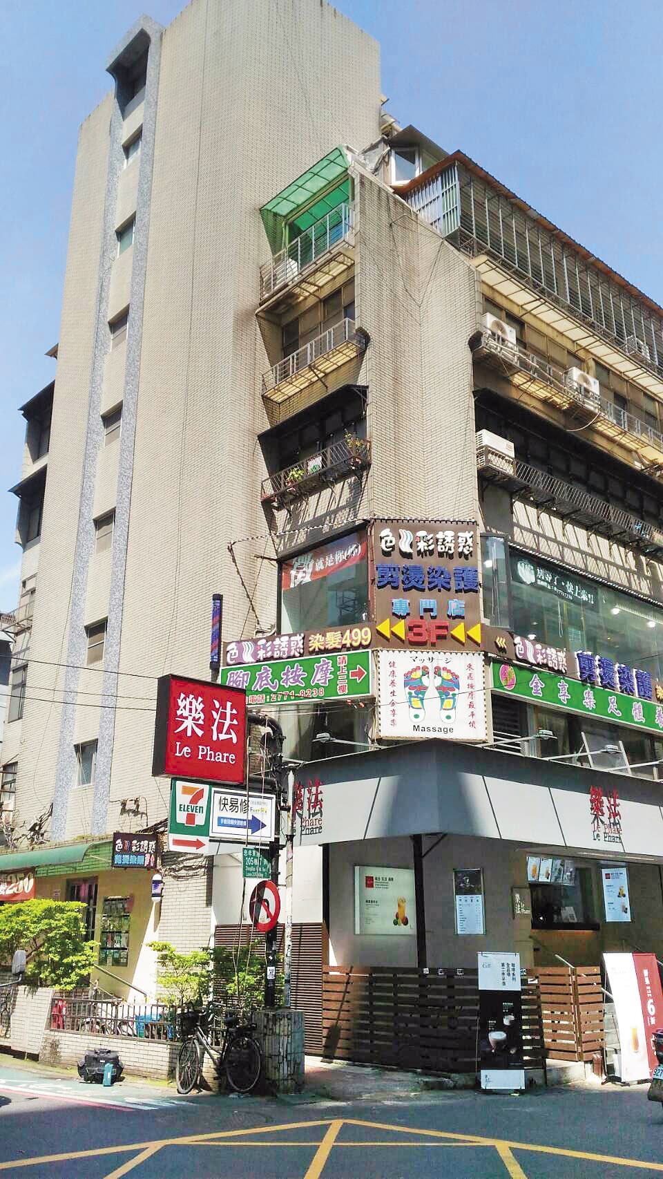 由詹富盛擔任理事長的「台灣形體美容整合醫學會」官網上的地址,隱身民宅,也沒有明顯招牌。
