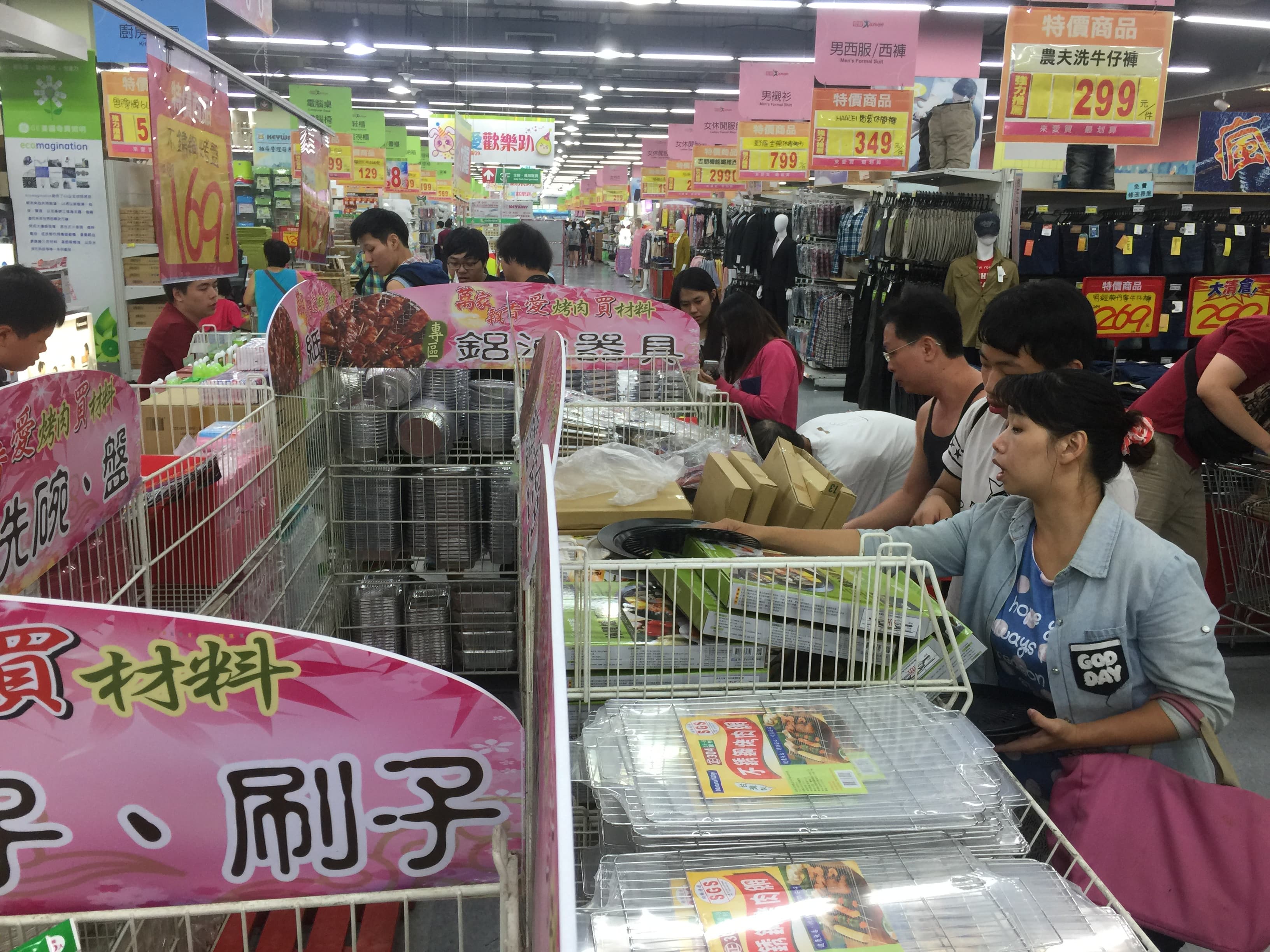 不論是便利商店、購物中心，或是傳統大賣場，這些一般人最常去的地方，都是楊禮軒找好股票的所在。