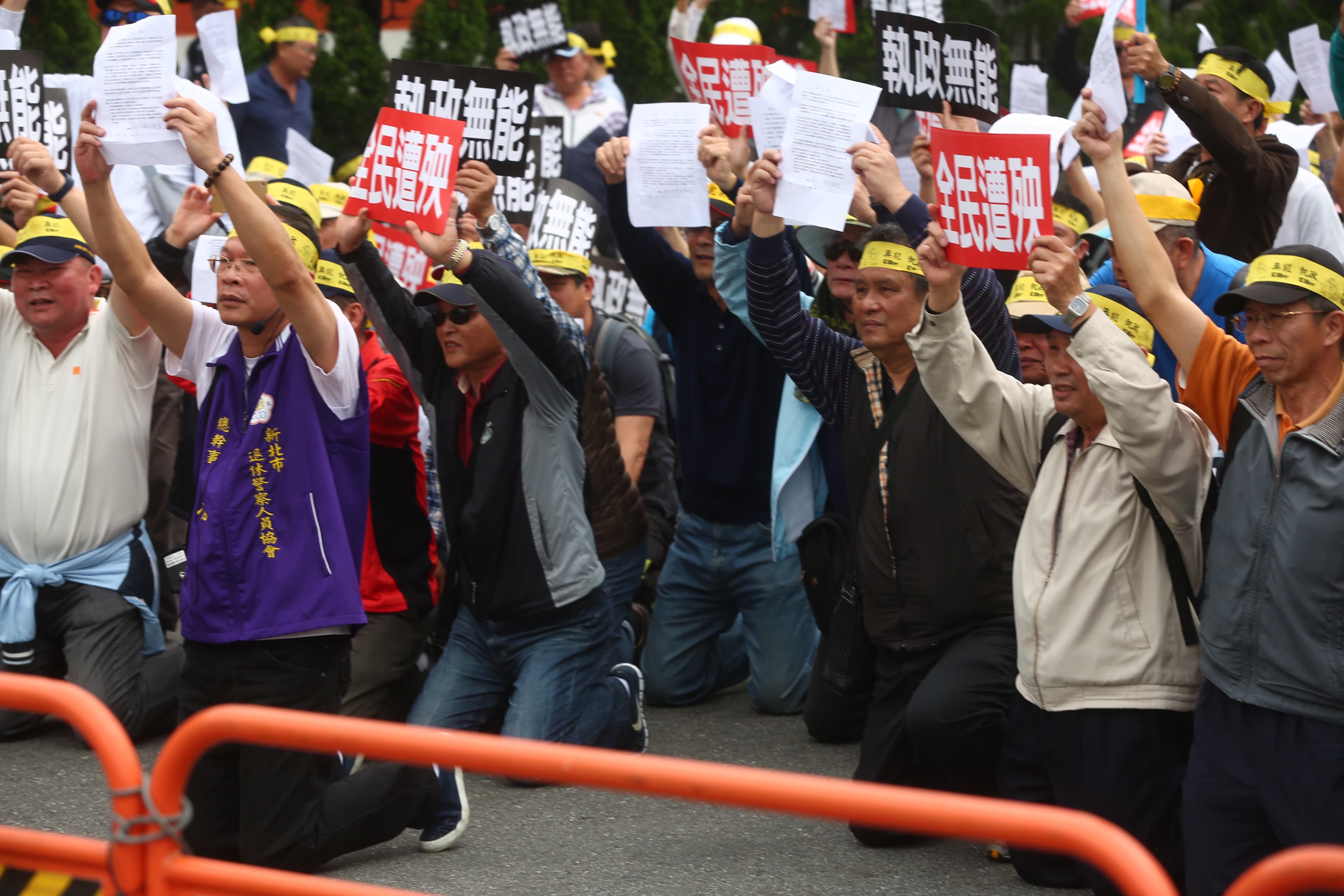 退休警消一早到大直忠烈祠外下跪陳情，並認為年金改革已經違法違憲。