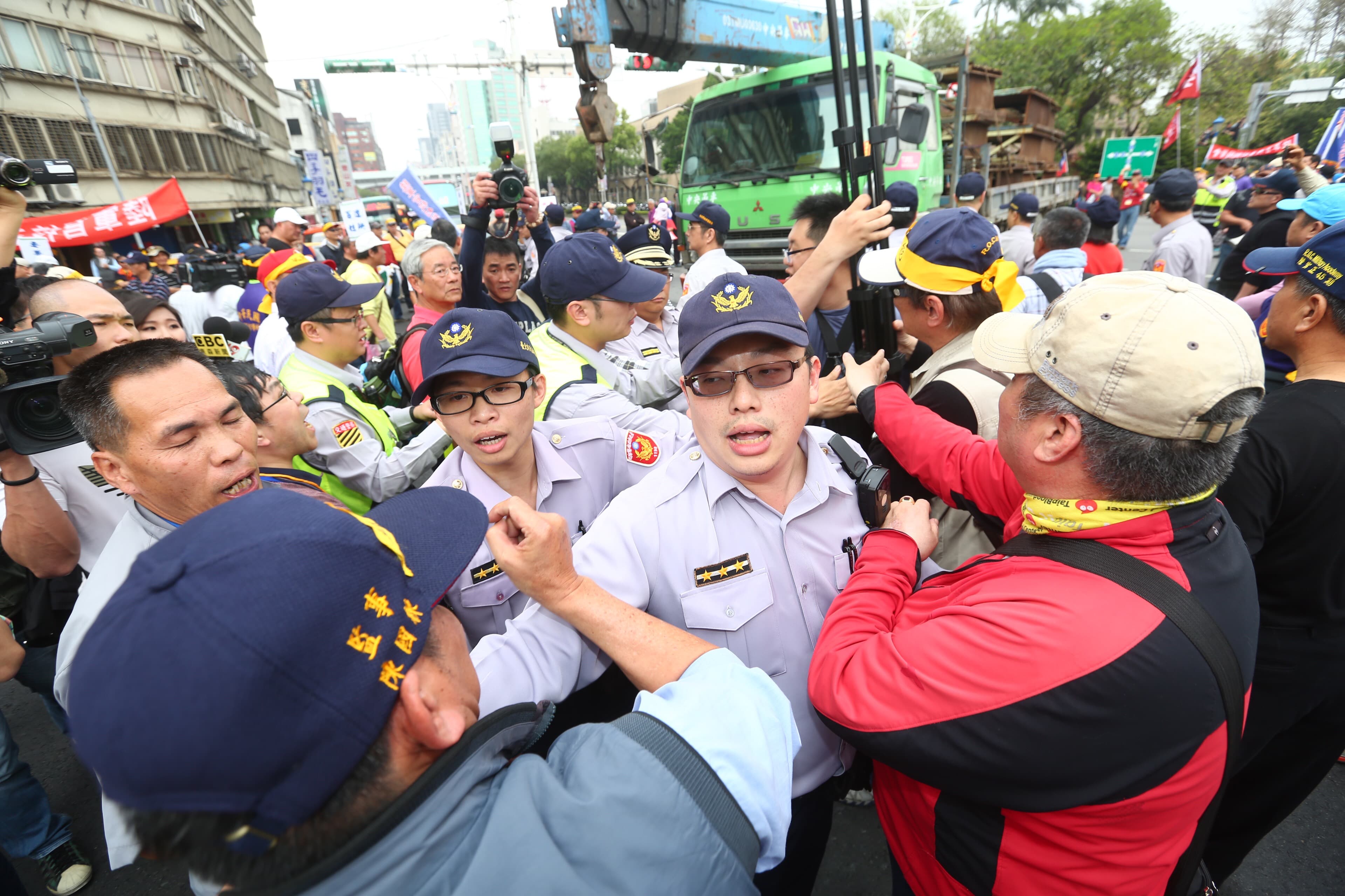 台灣警消聯盟3月29日下午在台北市遍地開花抗議，群眾一度佔領中山南路和忠孝西路口癱瘓交通。