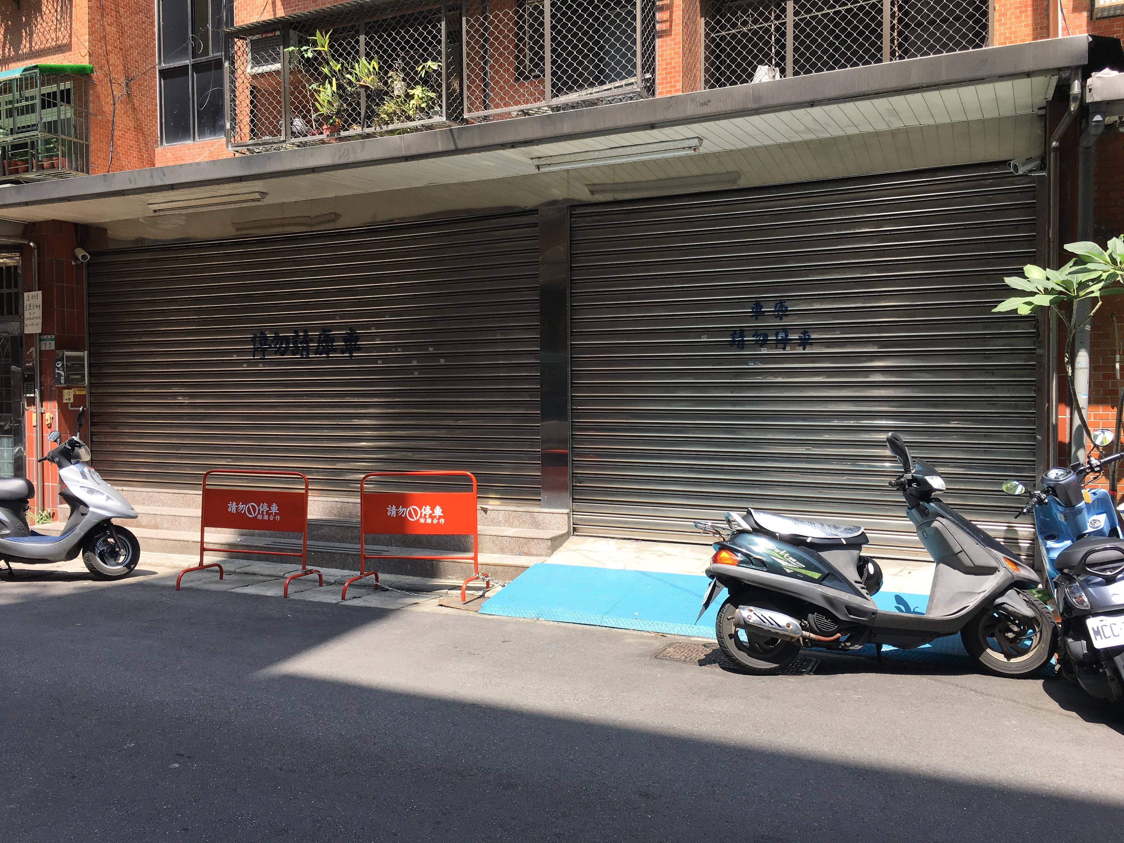 循線到尊榮人本的地址,鐵門卻拉下來,外頭也沒有招牌。