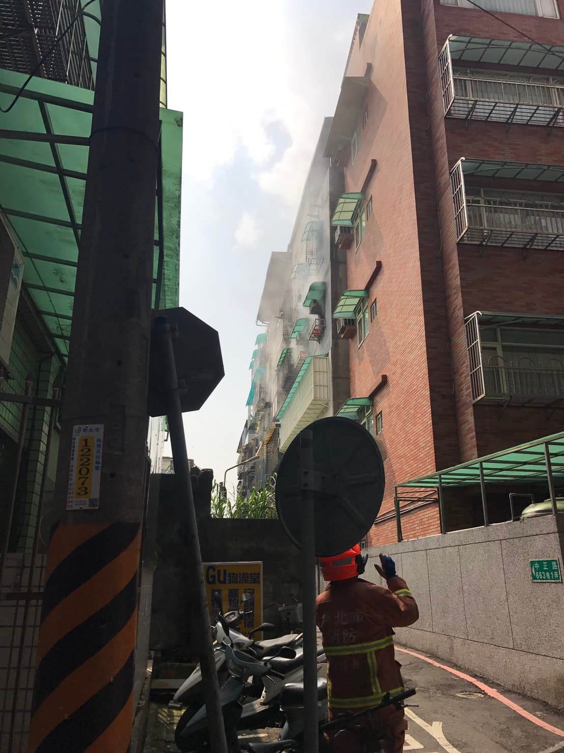 警消不排除起火原因是燒炭惹禍。