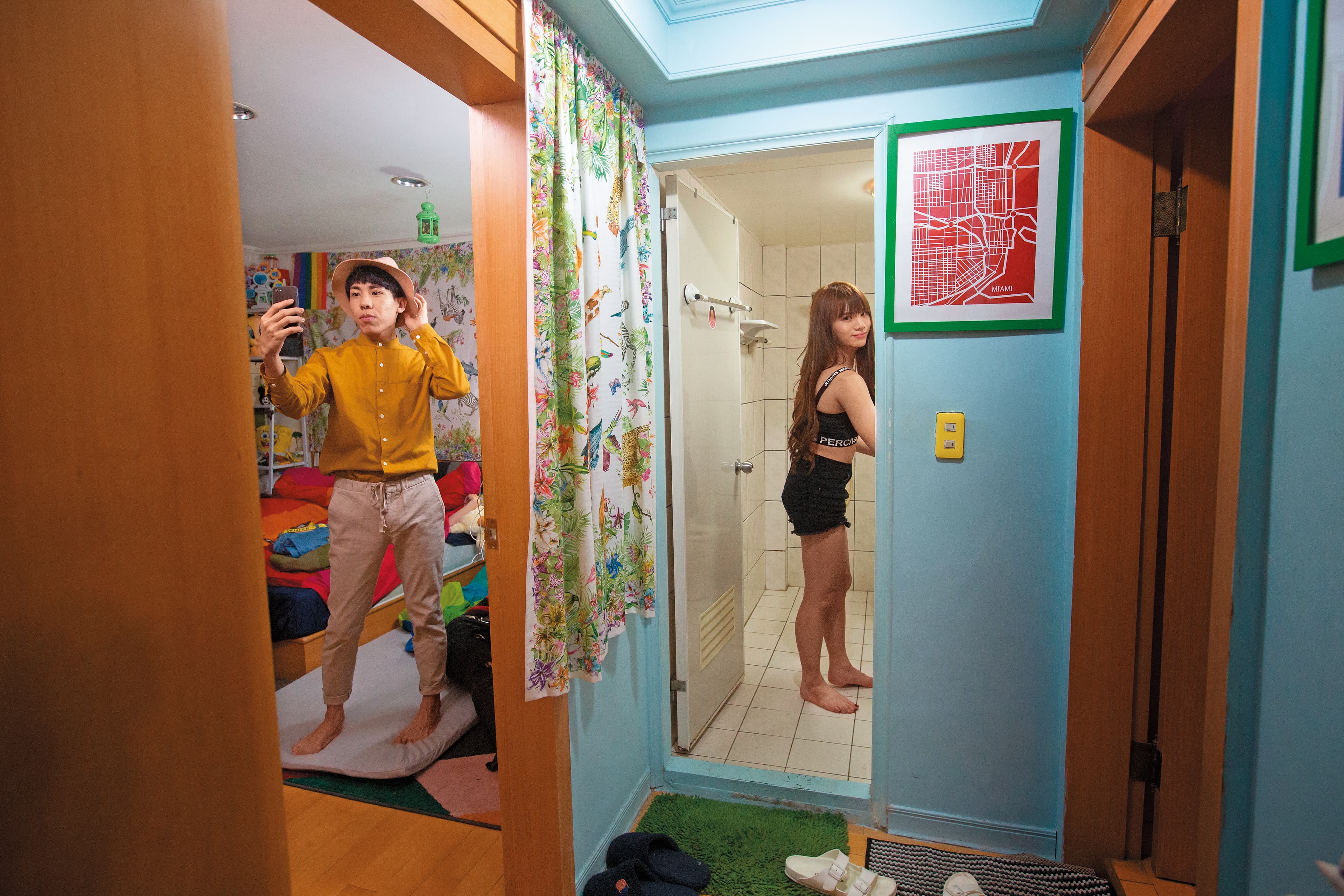 經紀公司配給林進(左)、小A辣(右)的宿舍,後來成為他們拍片的主場景,也因總是十分凌亂,意外有家的氛圍。