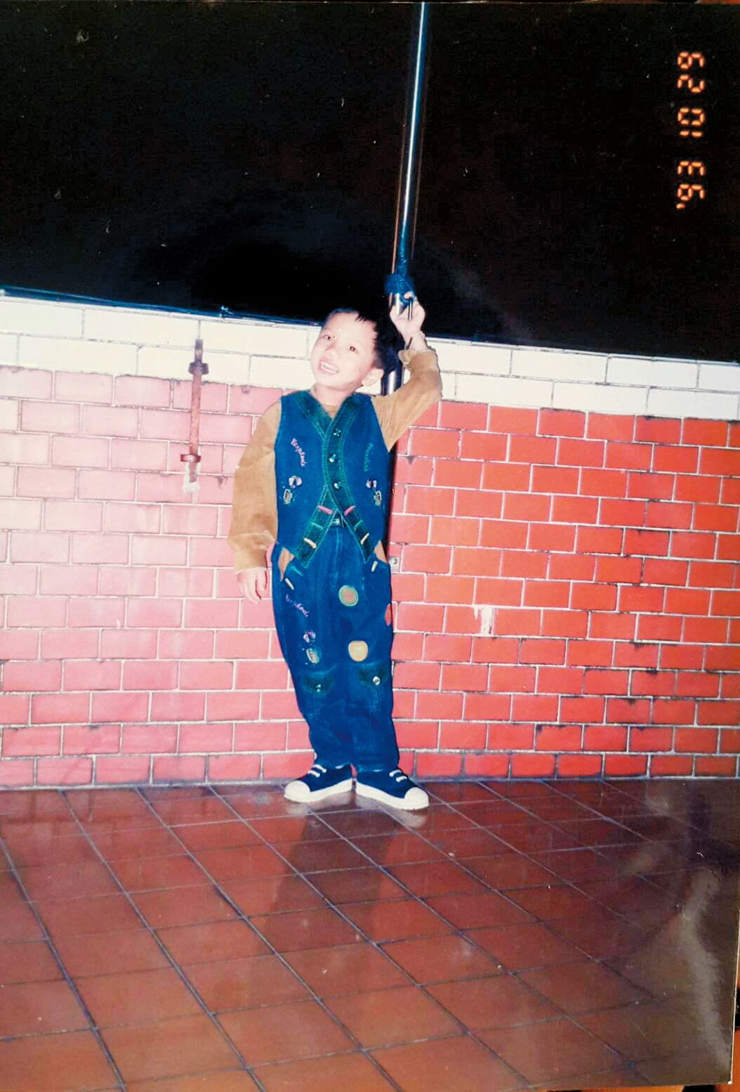 4歲的小A辣。小A辣媽媽說,她國小就會偷拿化妝品使用。(小A辣媽媽提供)