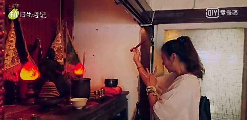 劇組拍戲前,請來的顧問師姐做法祈求工作人員順利。(翻攝自愛奇藝)