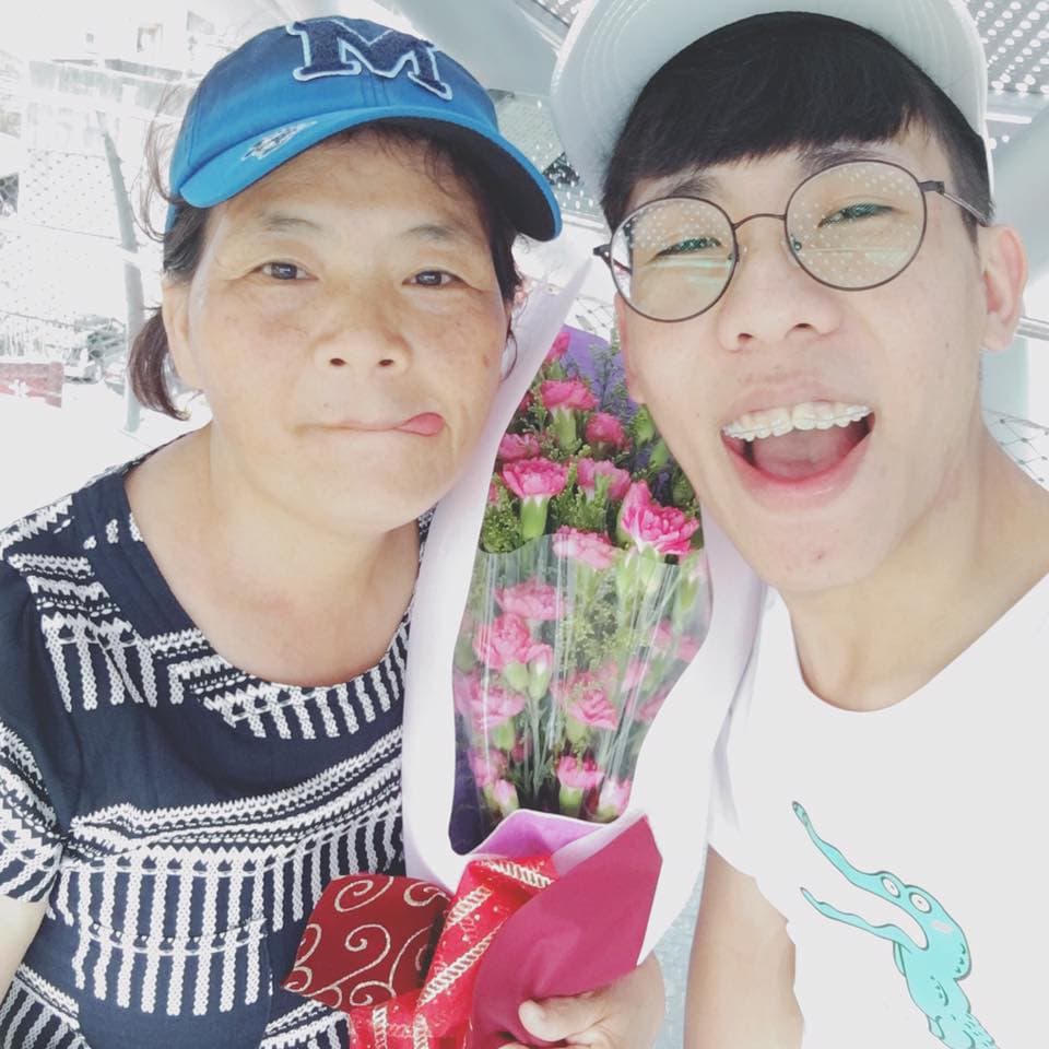 林進和媽媽在母親節的合照。(翻攝自林進臉書)