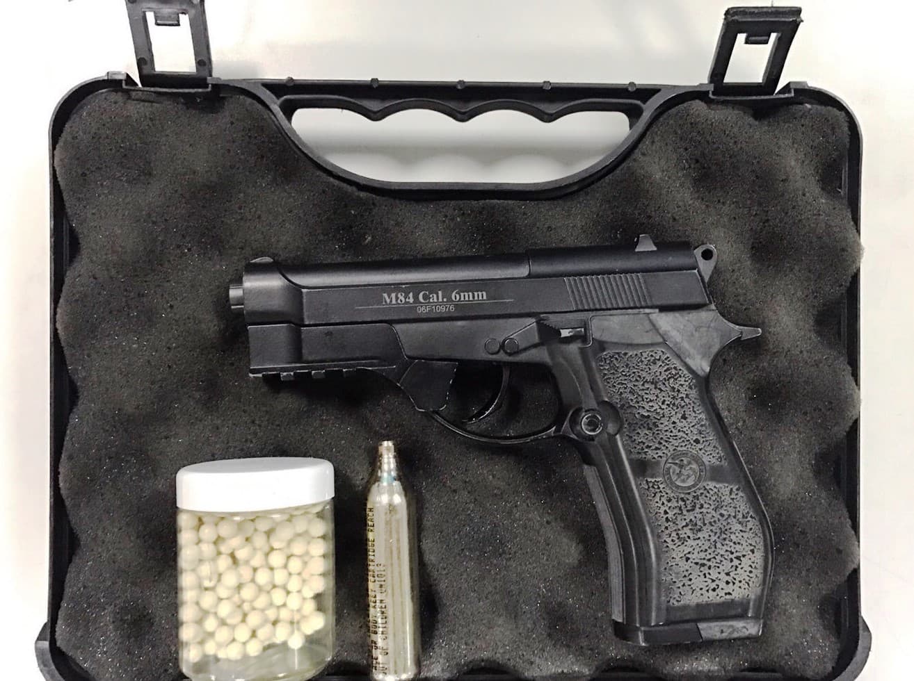 江嫌承認以BB槍射貓,還抱怨是貓咪太吵才會射擊。