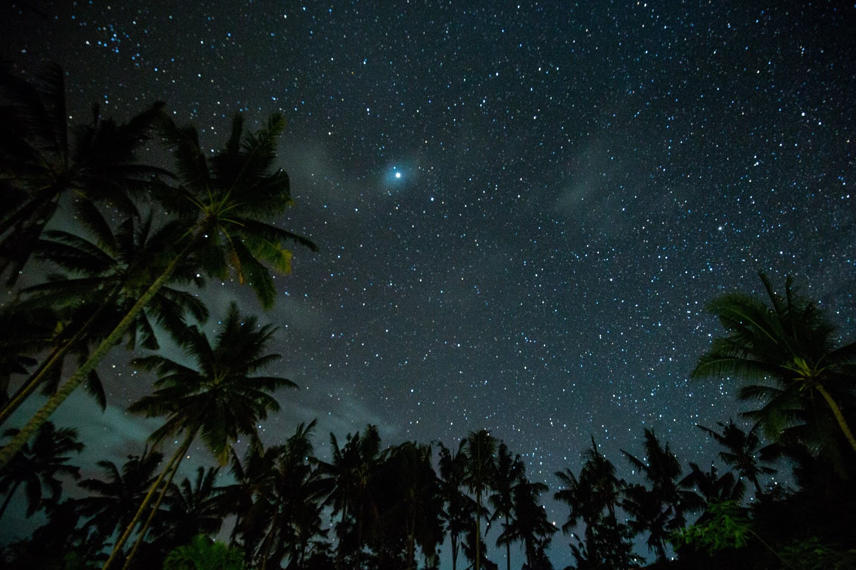 回到飯店的晚上，整個峇里島進入靜默時間，漫天星星出現眼前。
