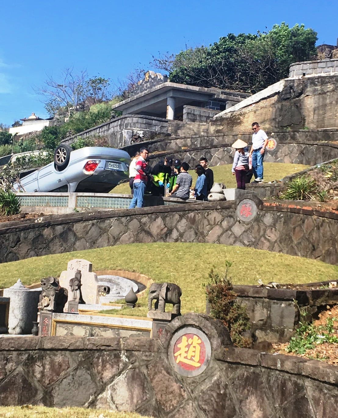 李男掃墓時發生車禍，所幸無生命危險。