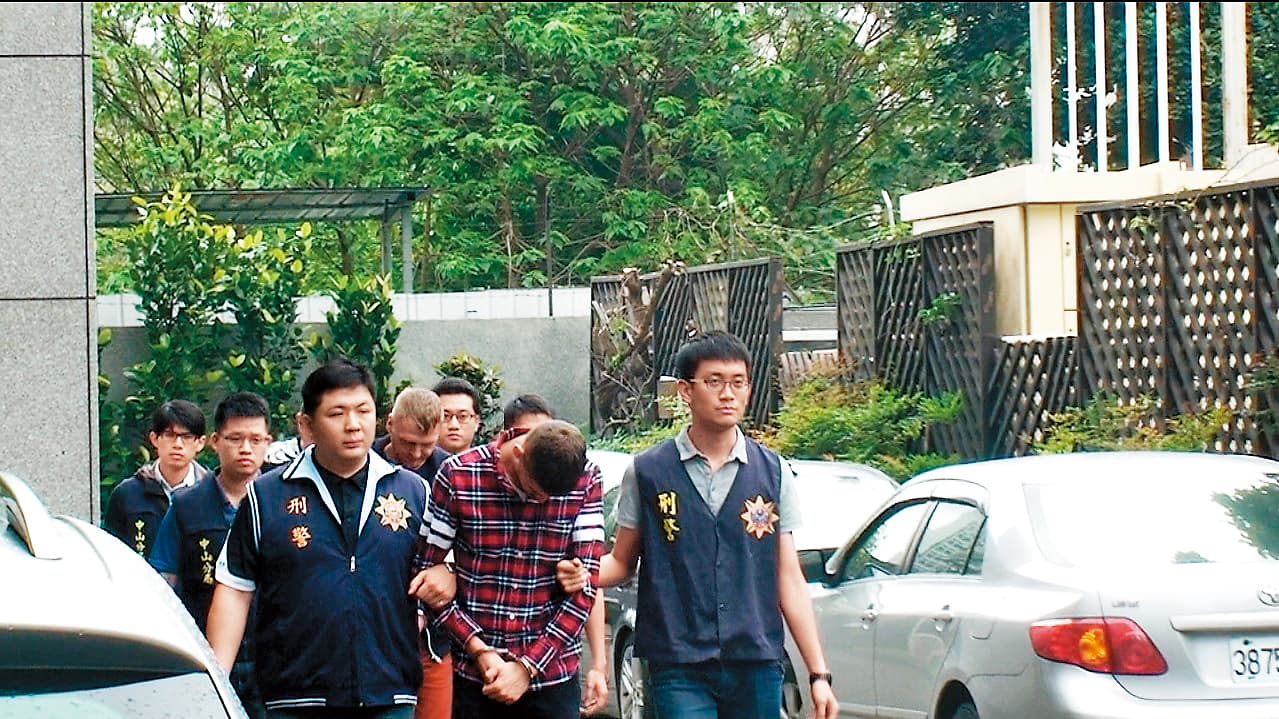 刑事局2016年4月破獲羅馬尼亞籍盜領集團,逮捕9名外籍共犯。