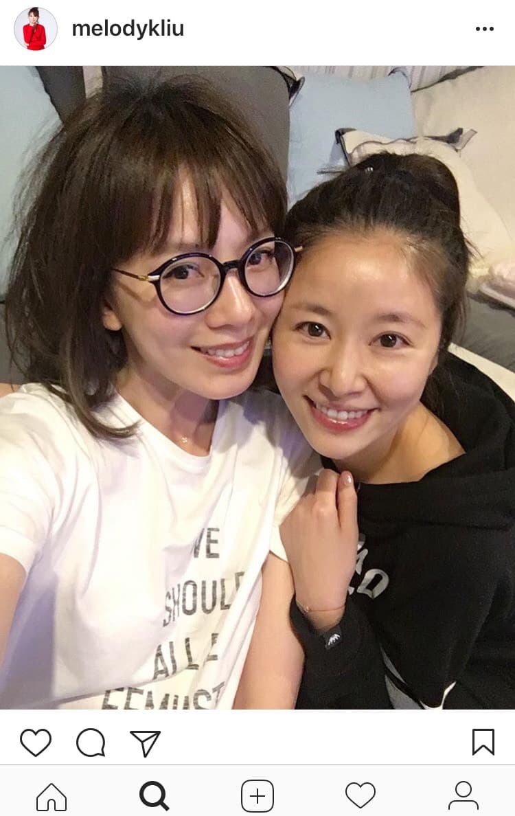 Melody身旁為林心如,她穿著的白色棉質「We Should all be Feminists」T-Shirt,NT$24,000。(翻攝自Melody IG)