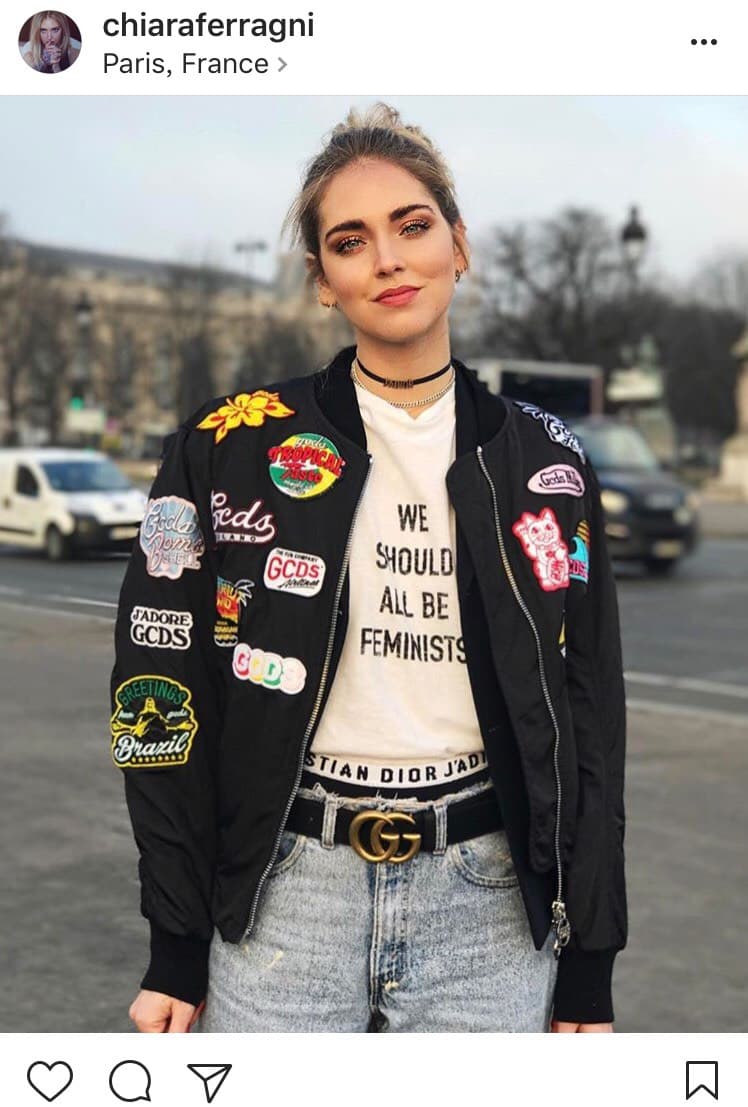 設計眨眼鞋的時尚部落客Chiara Ferragni混搭出Dior T-Shirt的美感。(翻攝自Chiara Ferragni IG)