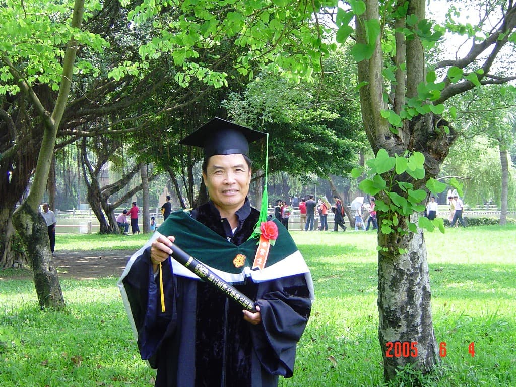 蔡怡汝博士班畢業典禮時，父親特地來參加，還拿著她的台大畢業證書拍照。（蔡怡汝提供）