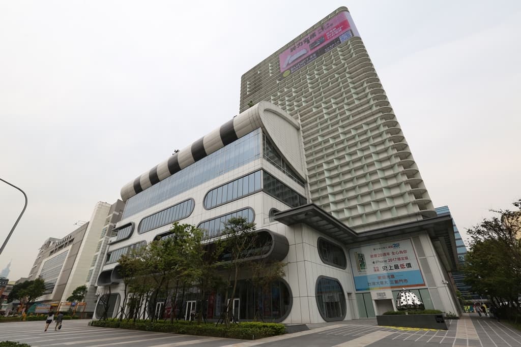 三創生活園區將在今年5月6日至10日母親節檔期，演出十場鄧麗君奇幻秀。
