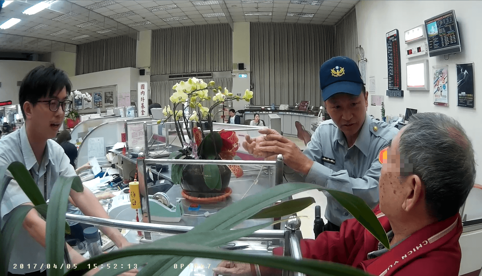 假檢察官和員警通電話時,還因為情急將詐騙專線「165」的號碼講錯,相當的「不專業。」