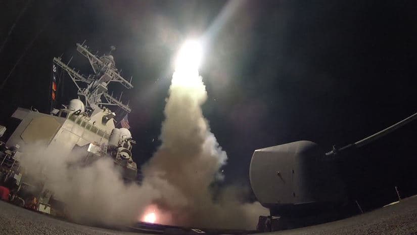 美軍駐防地中海的「羅斯號」驅逐艦發射戰斧巡弋飛彈攻擊敘利亞目標。（美國國防部網站）