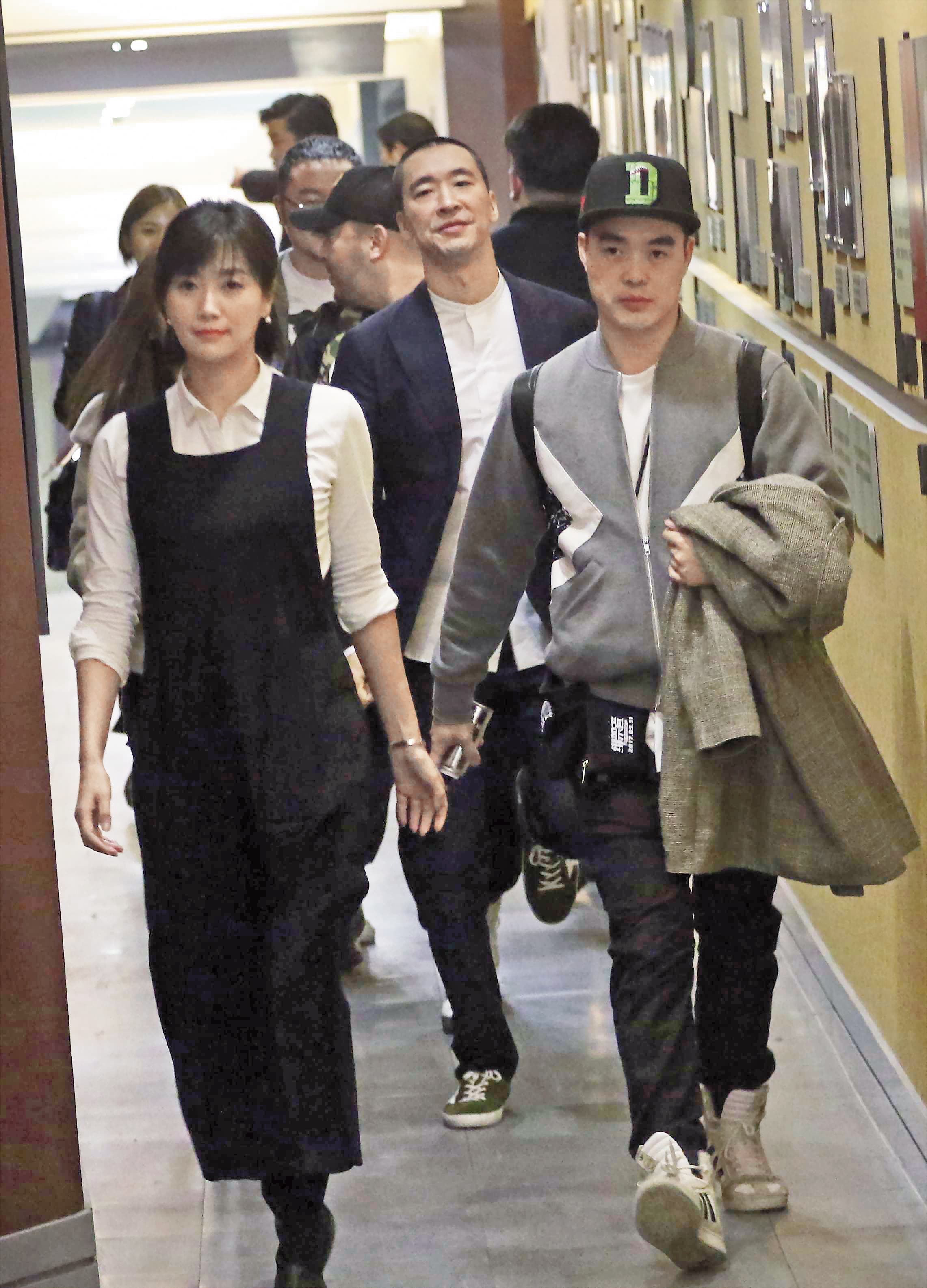 徐靜蕾走在前面,有導演氣勢,黃立行隨侍在後。