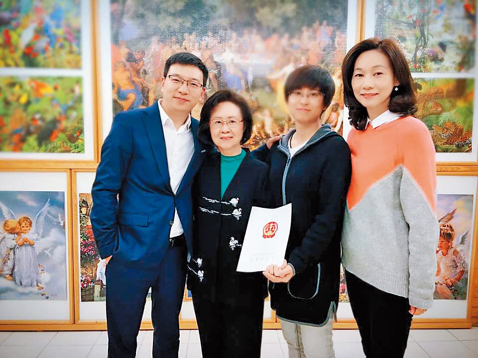 瓊瑤（左二）維權官司打了2年，2016年拿到勝訴狀，與律師（左）及媳婦何琇瓊（右一）、律師女兒（右二）開心合照公開消息。（翻攝自何琇瓊臉書）