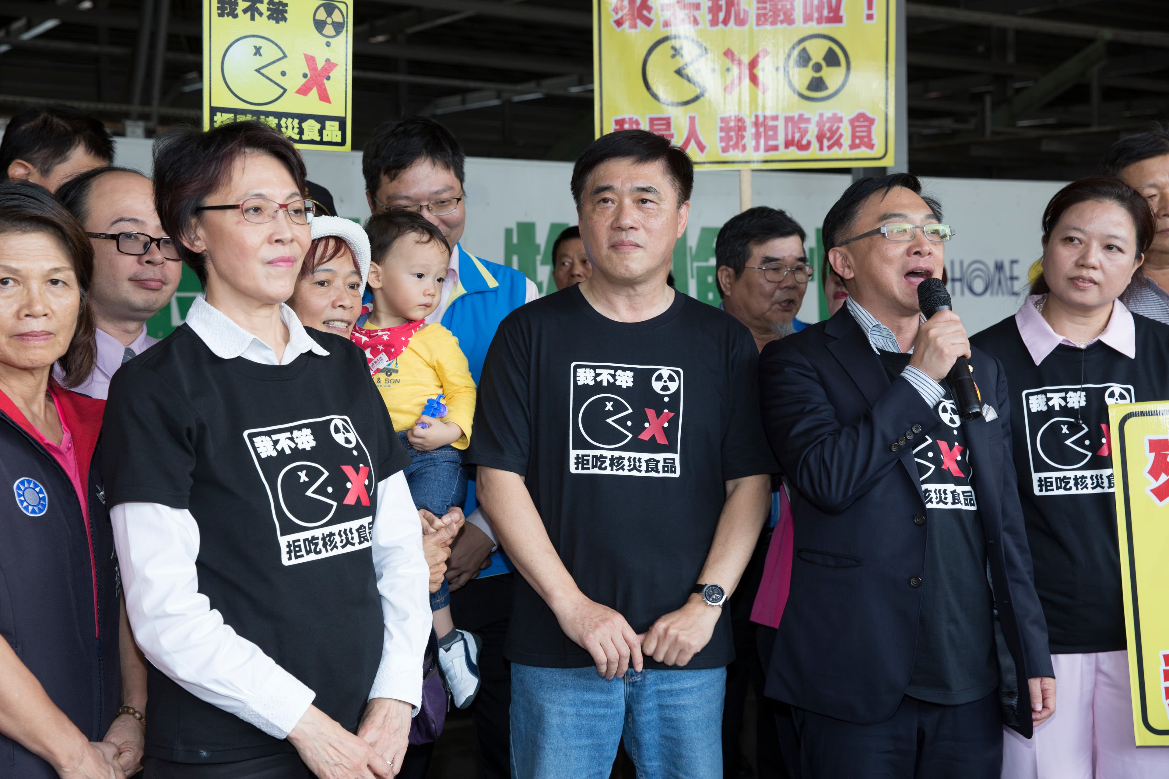 陳宜民（前排右2）出身醫界，從政前擔任高雄醫學大學副校長。