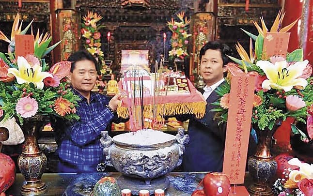 大甲鎮瀾宮副董事長鄭銘坤(左)與孫岳澤(右)合影,讓投資人以為快取寶有鎮瀾宮保庇,將來可順利上櫃賺大錢。(翻攝鎮瀾宮臉書)