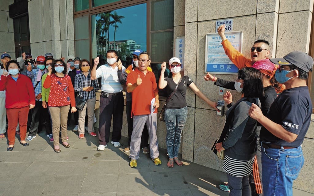 70名被害人群聚嘉義地檢署前,按鈴控告孫岳澤等人涉詐欺,並希望顏清標也要出面講清楚。(聯合知識庫)