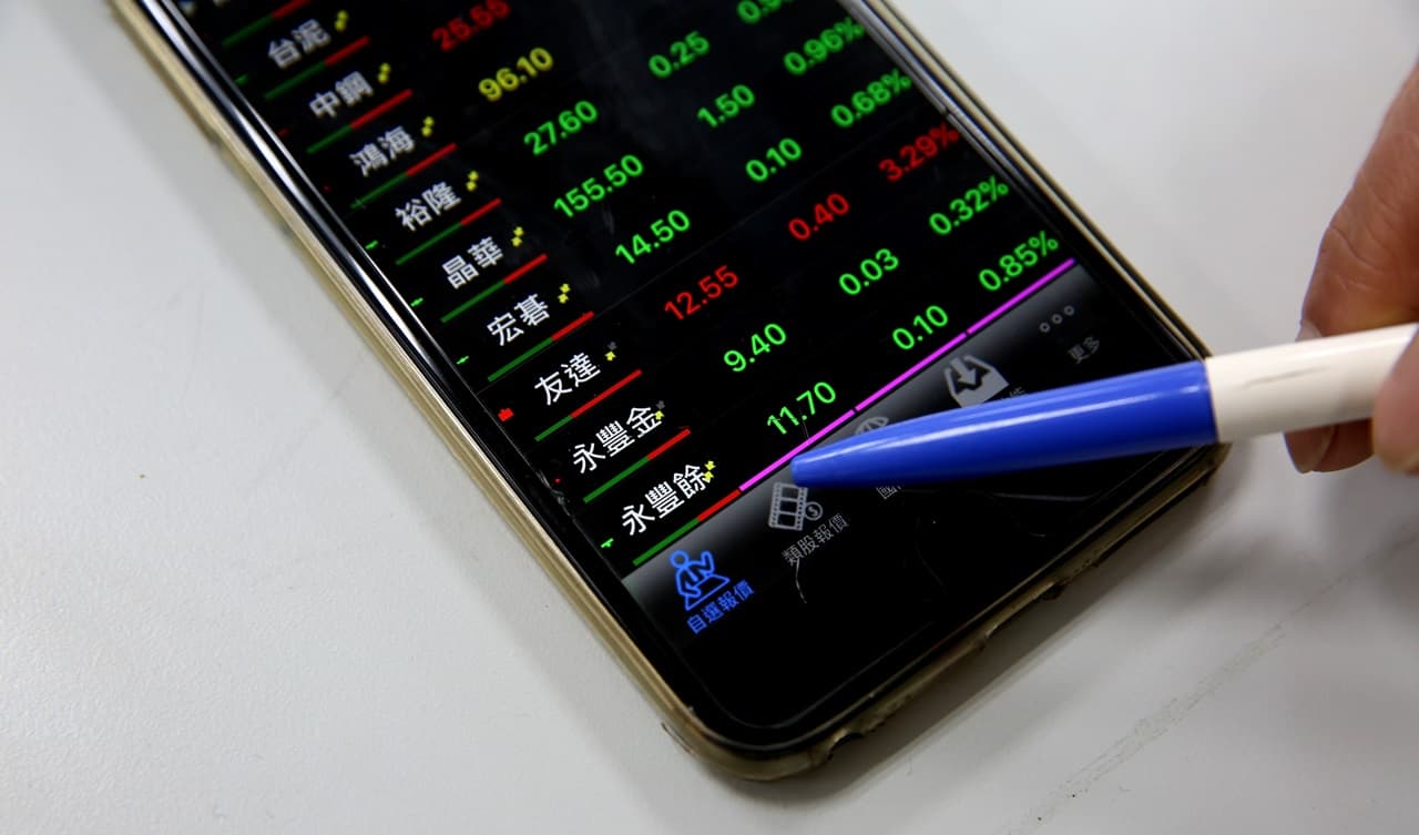何政廷批評何壽川經營績效不彰，永豐餘和永豐金股價表現差。