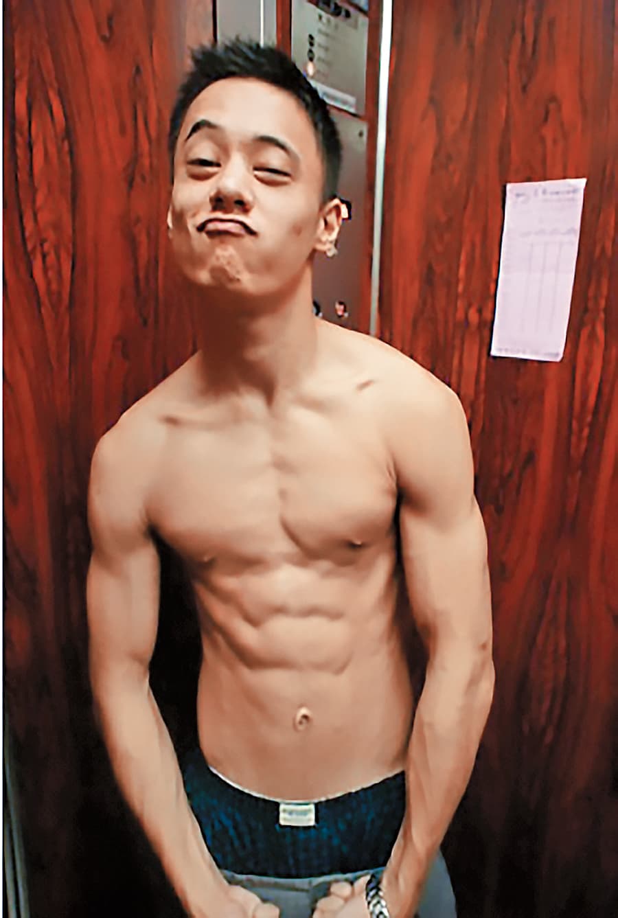 失控中的蔣友青也滿愛露,雖然窄身但肌肉發達。(翻攝自網路)