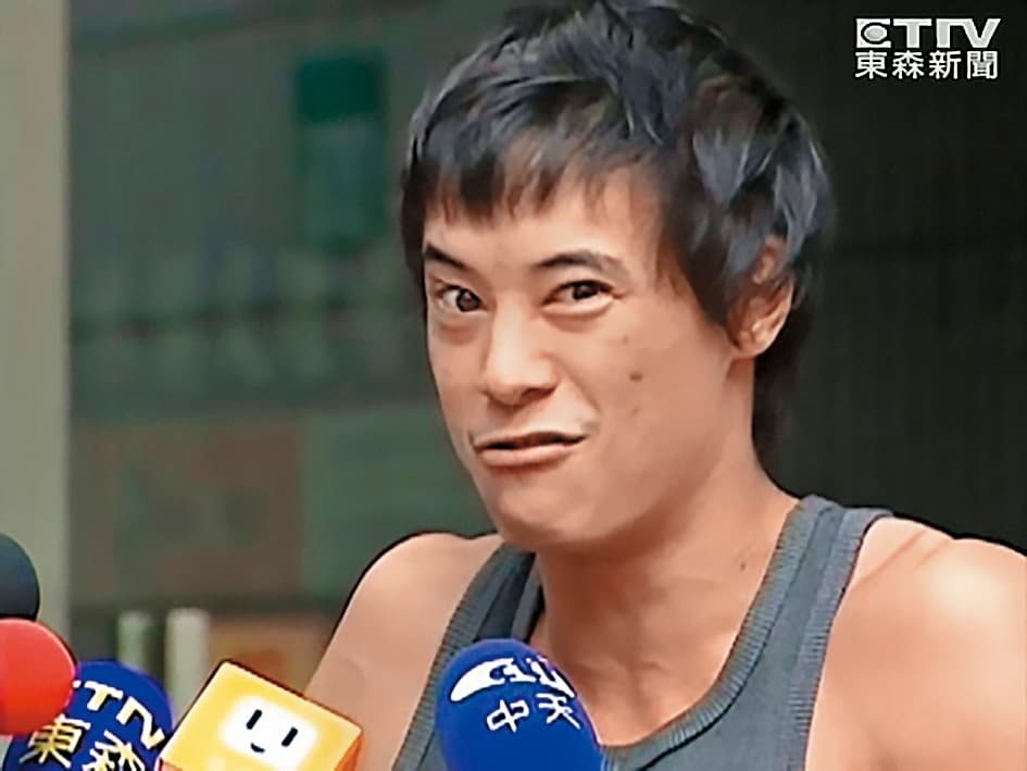 2013年蔣友青暴走,不僅眼睛暴凸、滿臉痘痘,成為媒體追逐的焦點,也是外界取笑的對象。(翻攝自東森新聞)