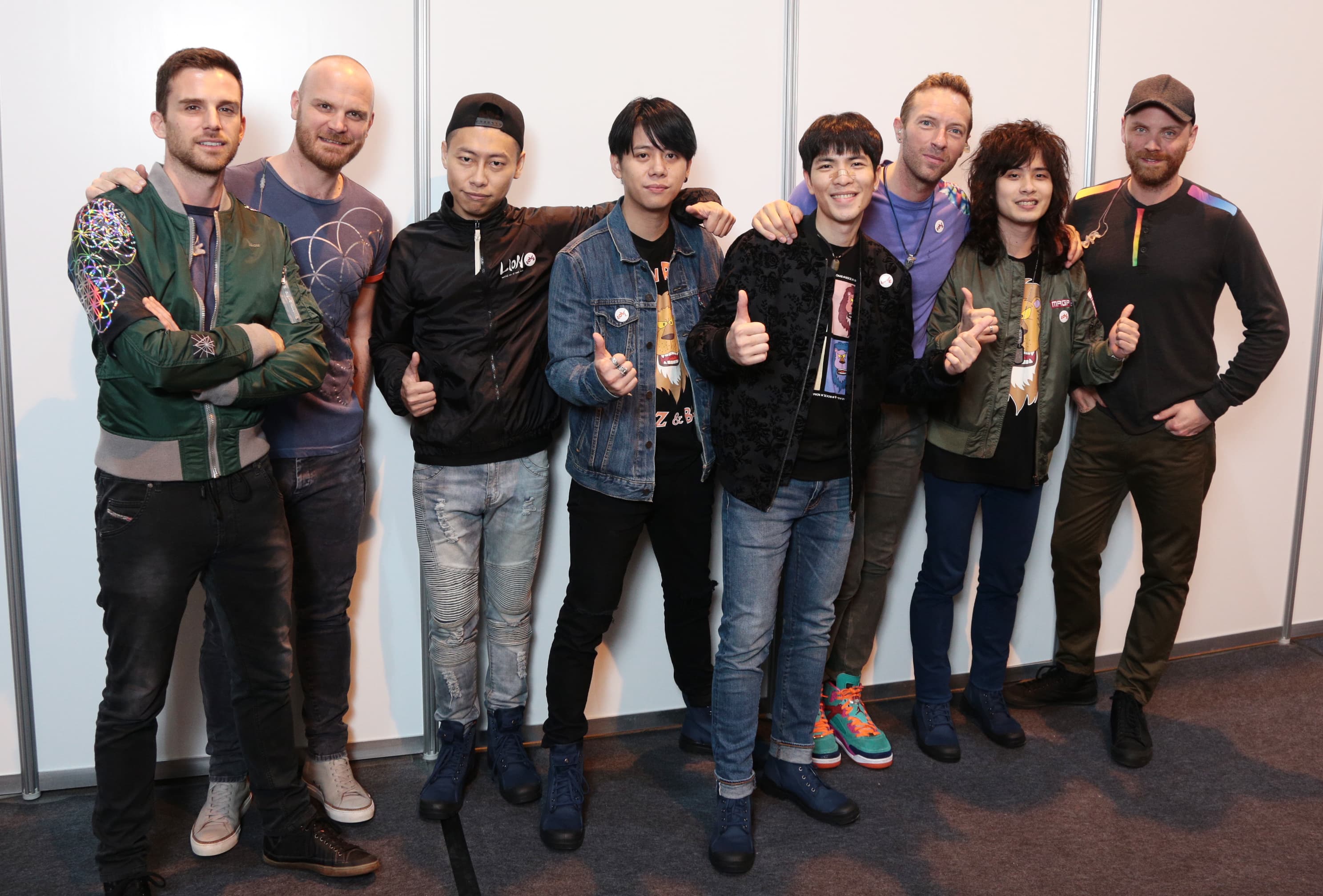 蕭敬騰與獅子合唱團特別在COLDPLAY開唱前到後台致意。 圖:華納提供
