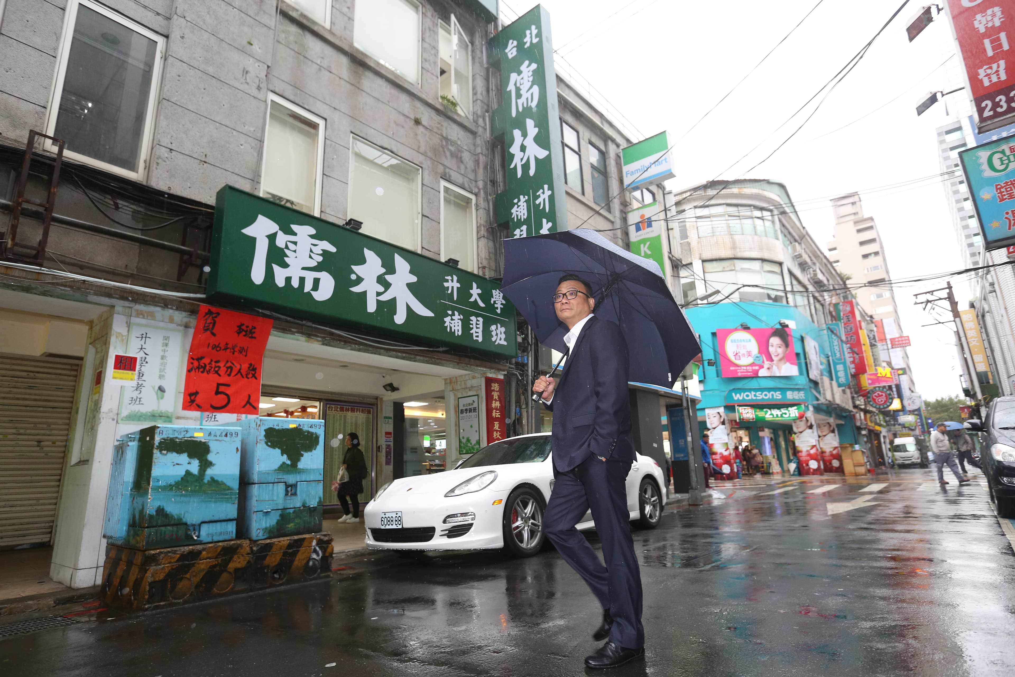 在補習班一級戰區的南陽街開歇腳亭，鄭凱隆回憶說，許多學生從客人喝到變員工，跟他感情很好。