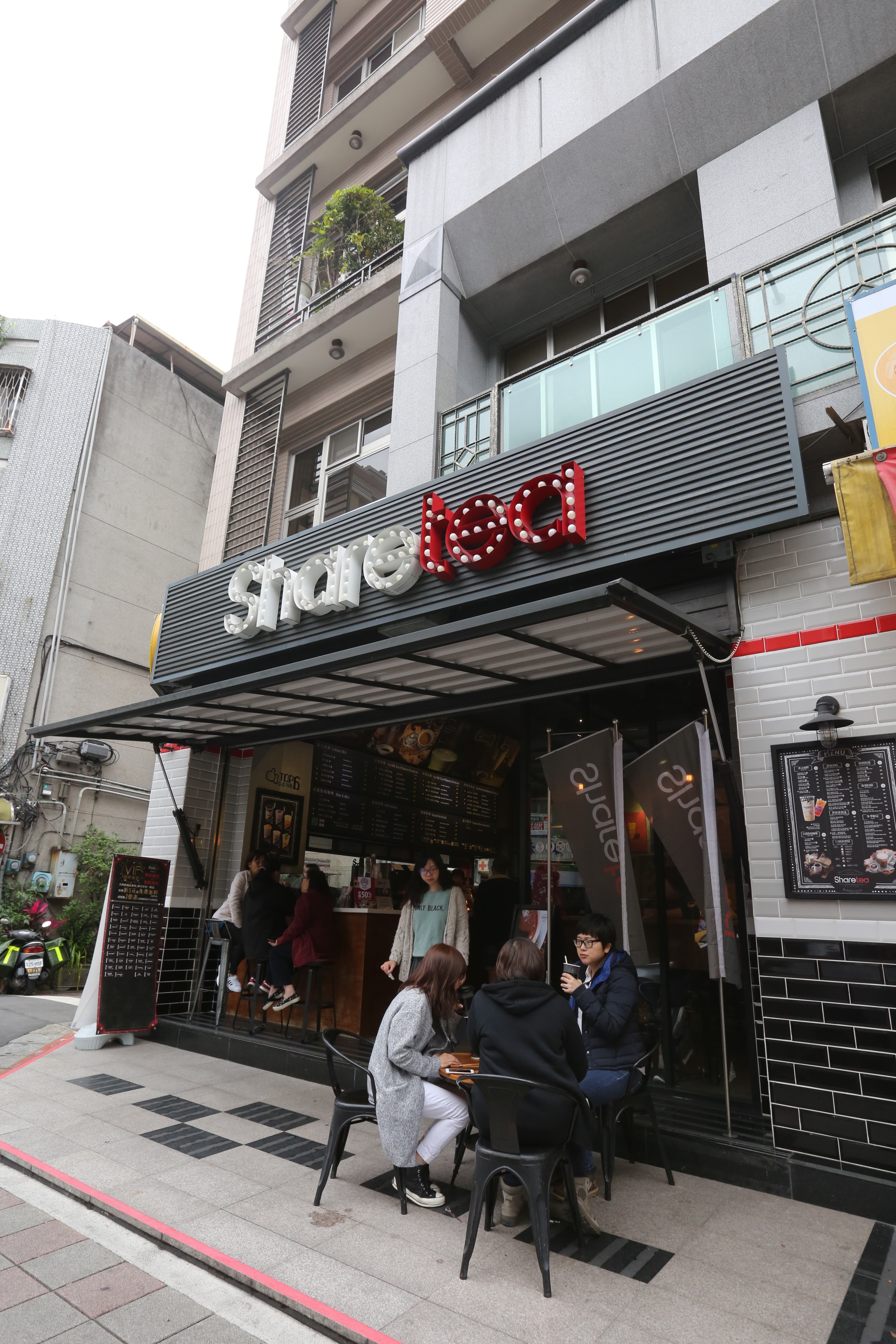 歇腳亭台灣店目前只剩13家，其中直營只有2家，鄭凱隆坦言確實疏於照顧，今年重心將放回台灣。