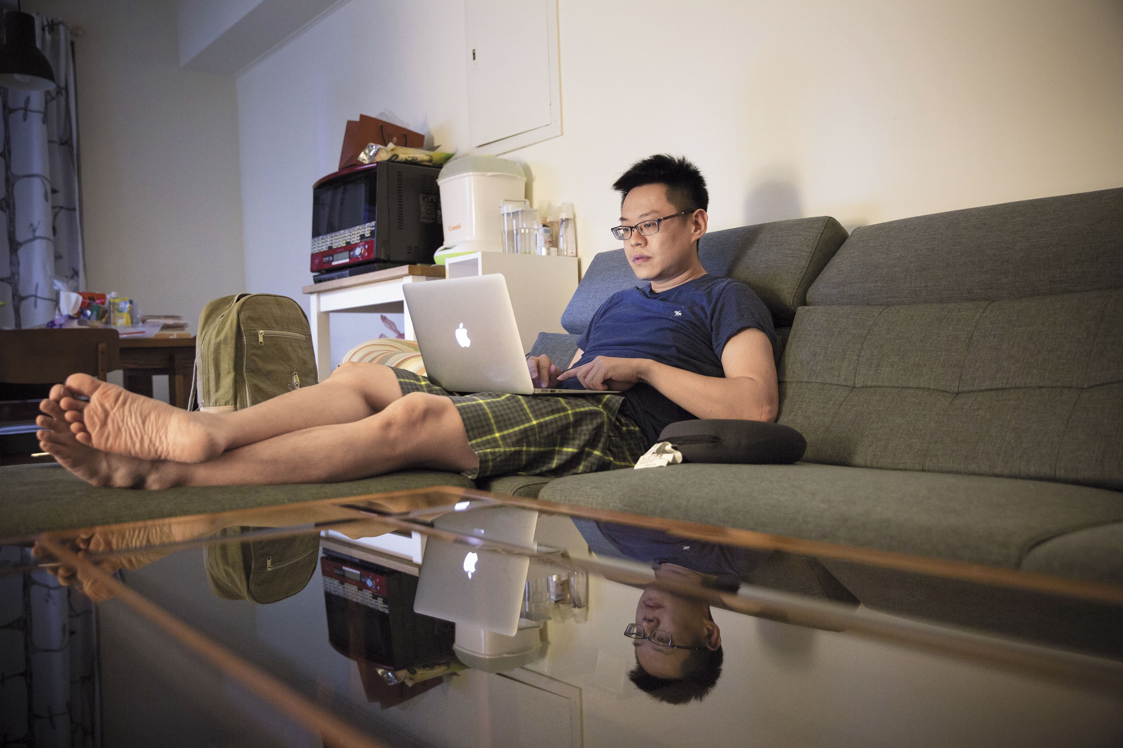 下班後,彭仁鐸習慣窩在沙發上管理粉絲頁,經常與網友一來一往聊到凌晨。