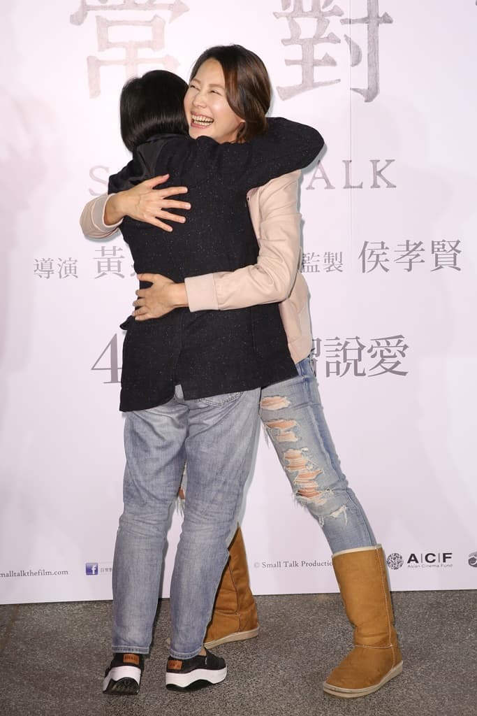 非常佩服導演黃惠偵的丁寧,現場給了黃惠偵一個擁抱,希望孕肚可以帶來好運,祝電影票房創下佳績。