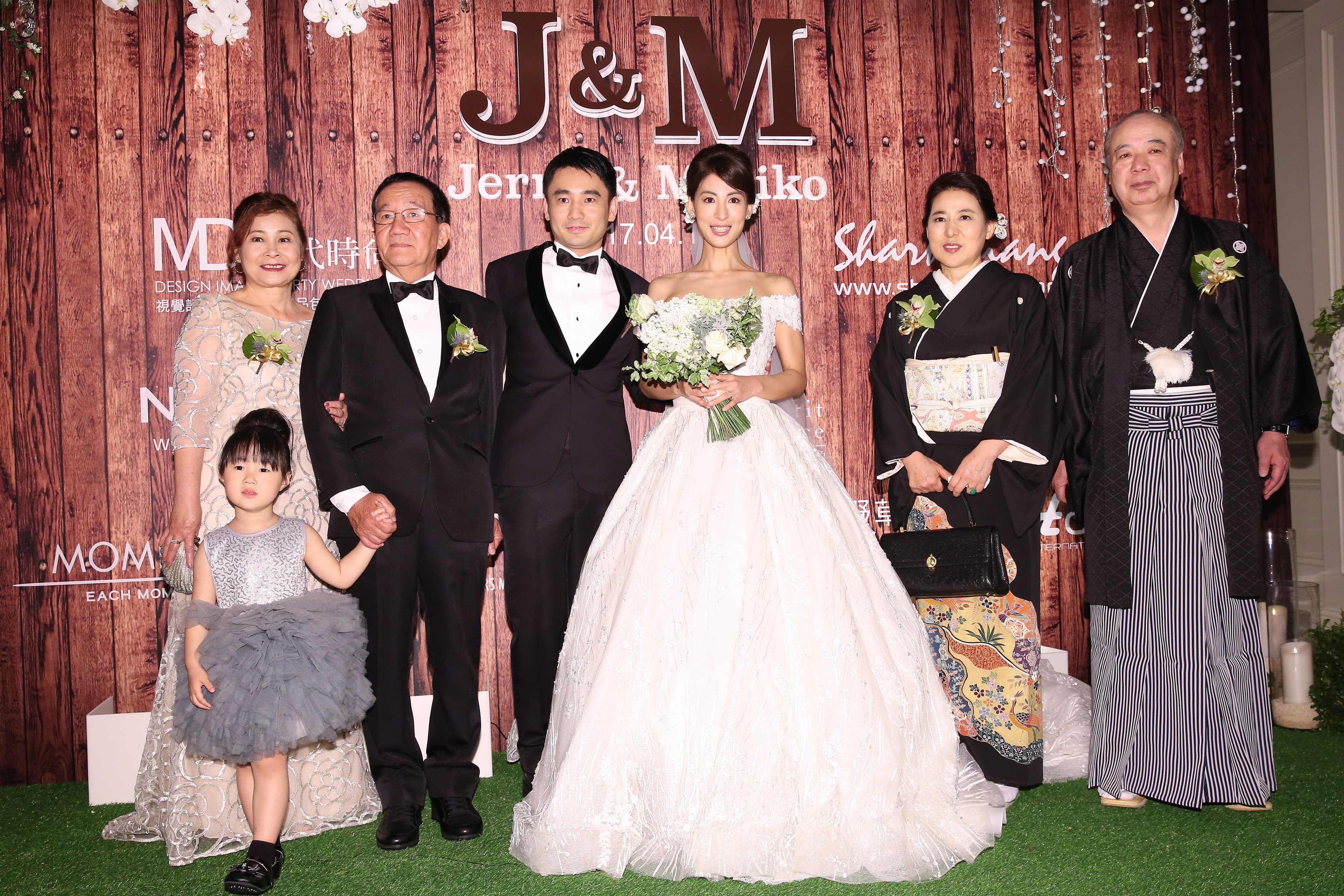 Jerry、麻梨子，帶著雙方父母親一起出席婚禮，證明他們都順利跨越的語言障礙。 
