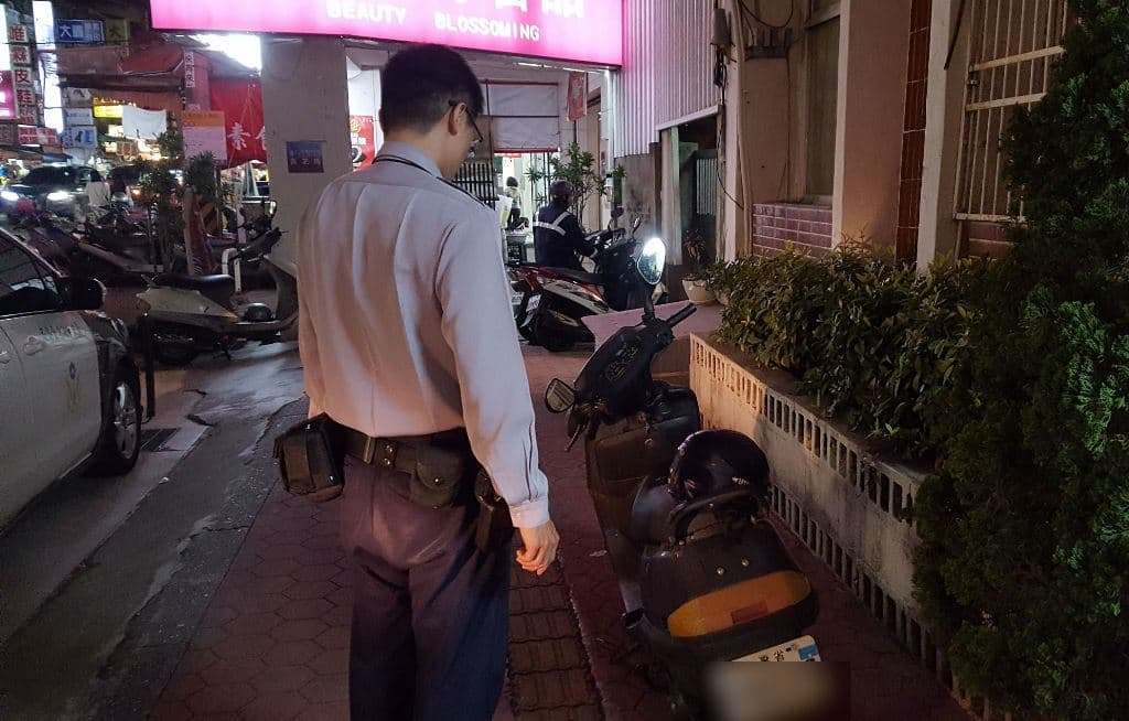 阿伯在派出所前的人行道自摔，酒精濃度高達0.99毫克