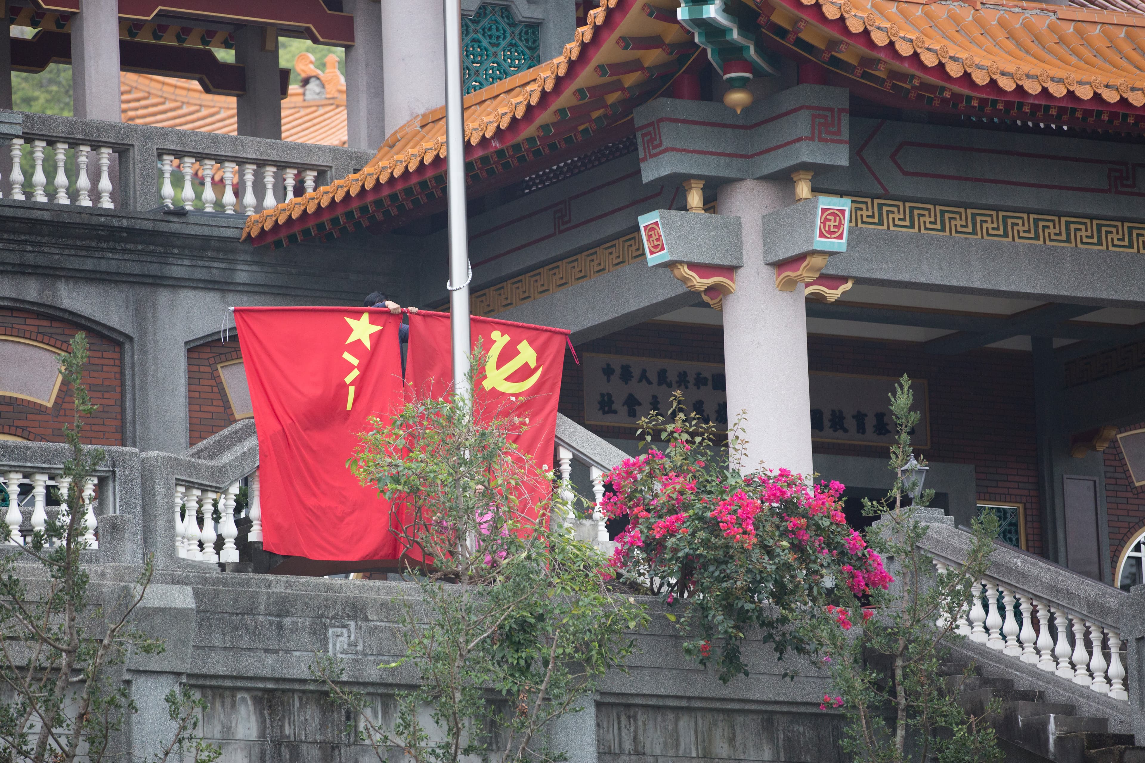 有百年歷史的碧雲禪寺，如今高掛中國五星旗和共產黨旗，還天天播放中國國歌。