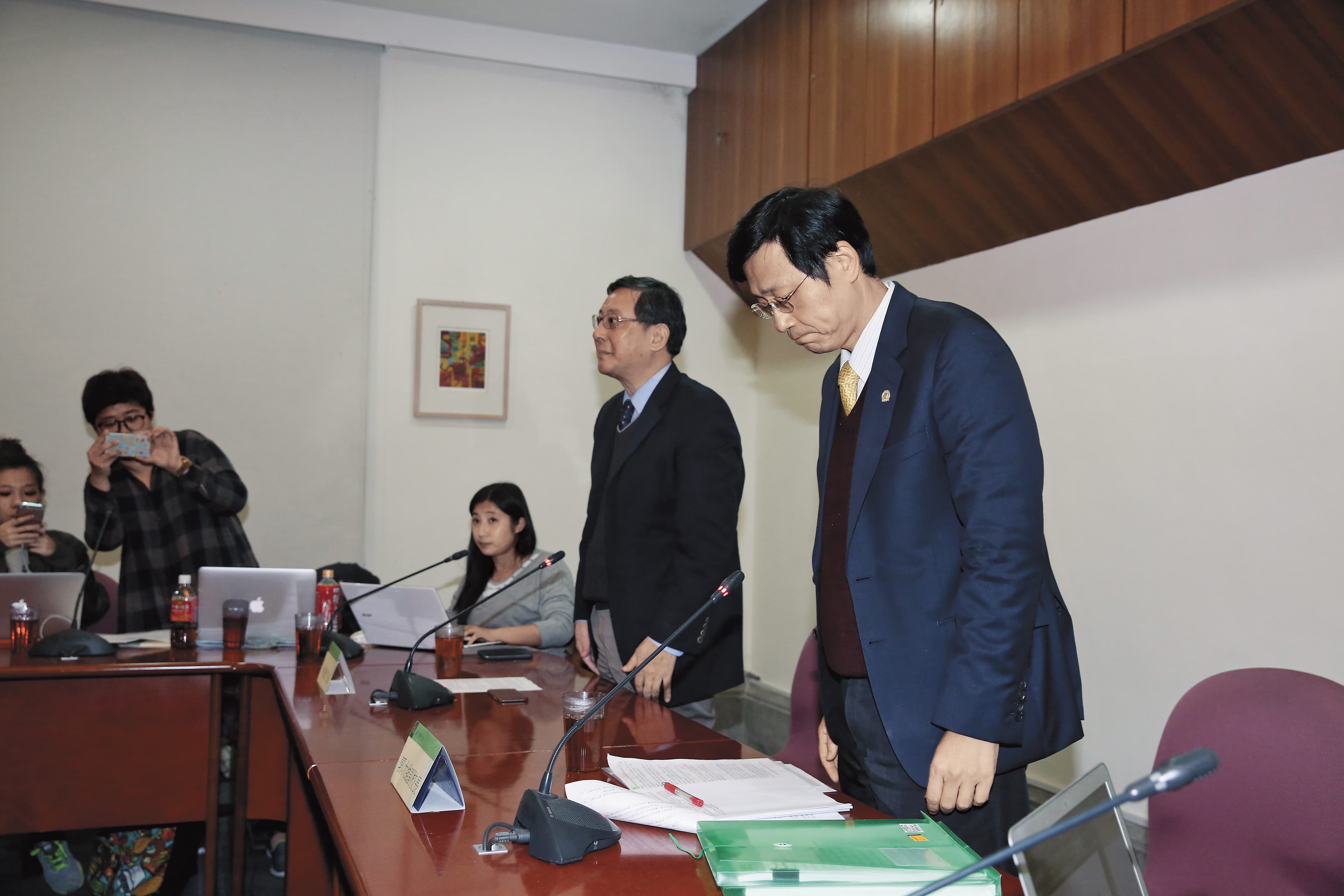 台大所公布的調查結果確認台大教授郭明良(右一)違反學術倫理,由台大副校長郭大維出面向社會大眾鞠躬致歉。